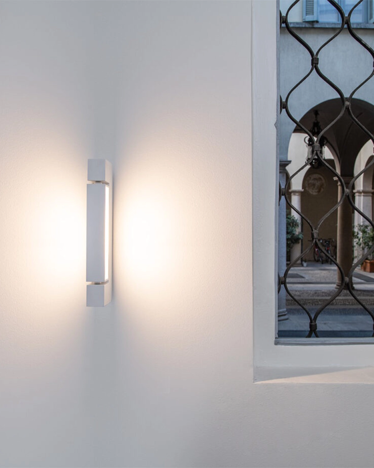 Ara Wall Light