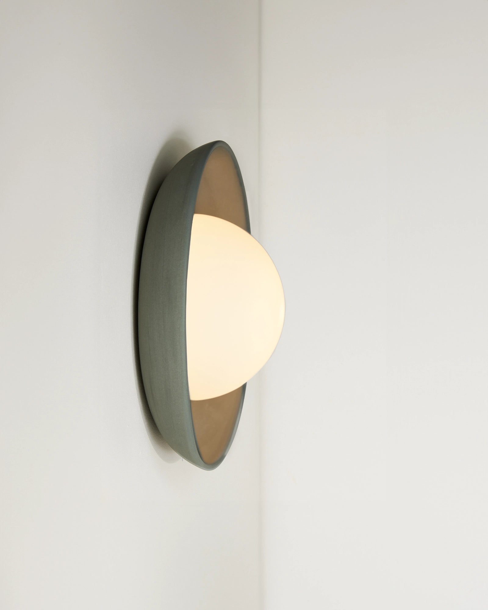 Mani Wide Wall Light