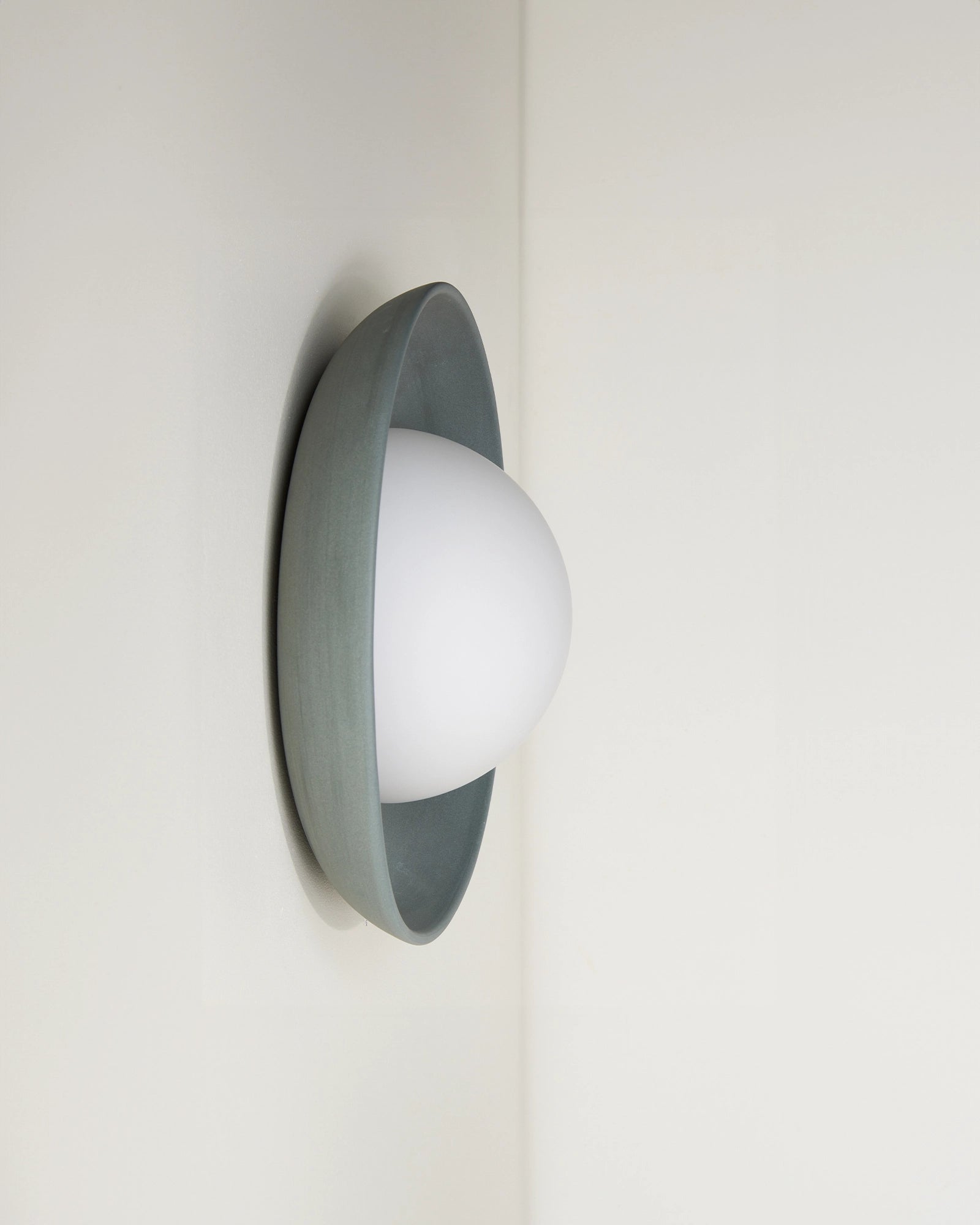 Mani Wide Wall Light