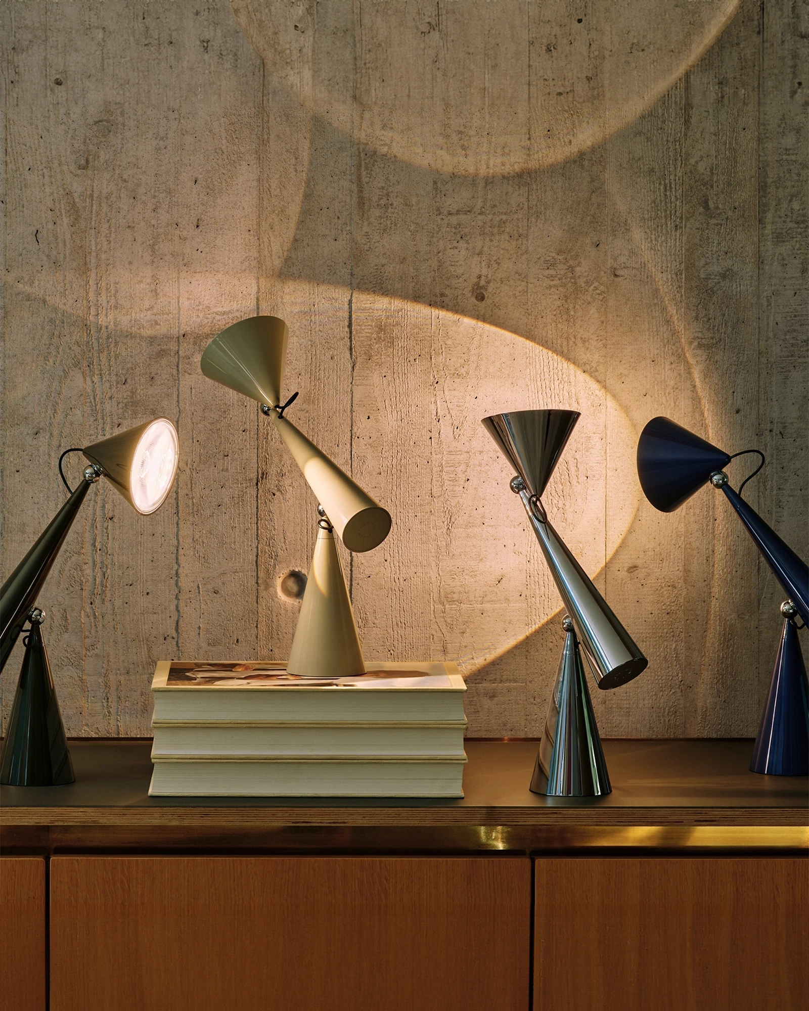 Pose Task Table Lamp