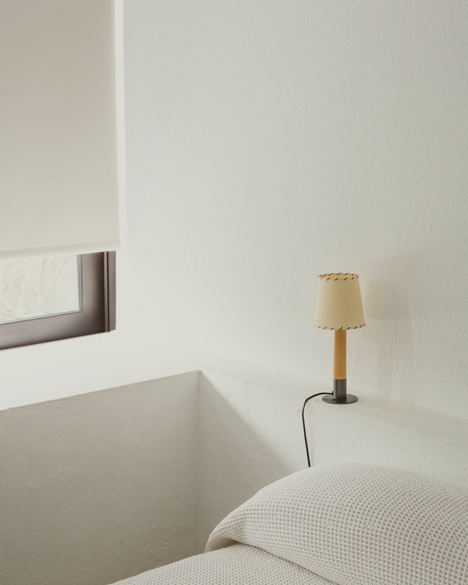 Básica Mínima Table Lamp