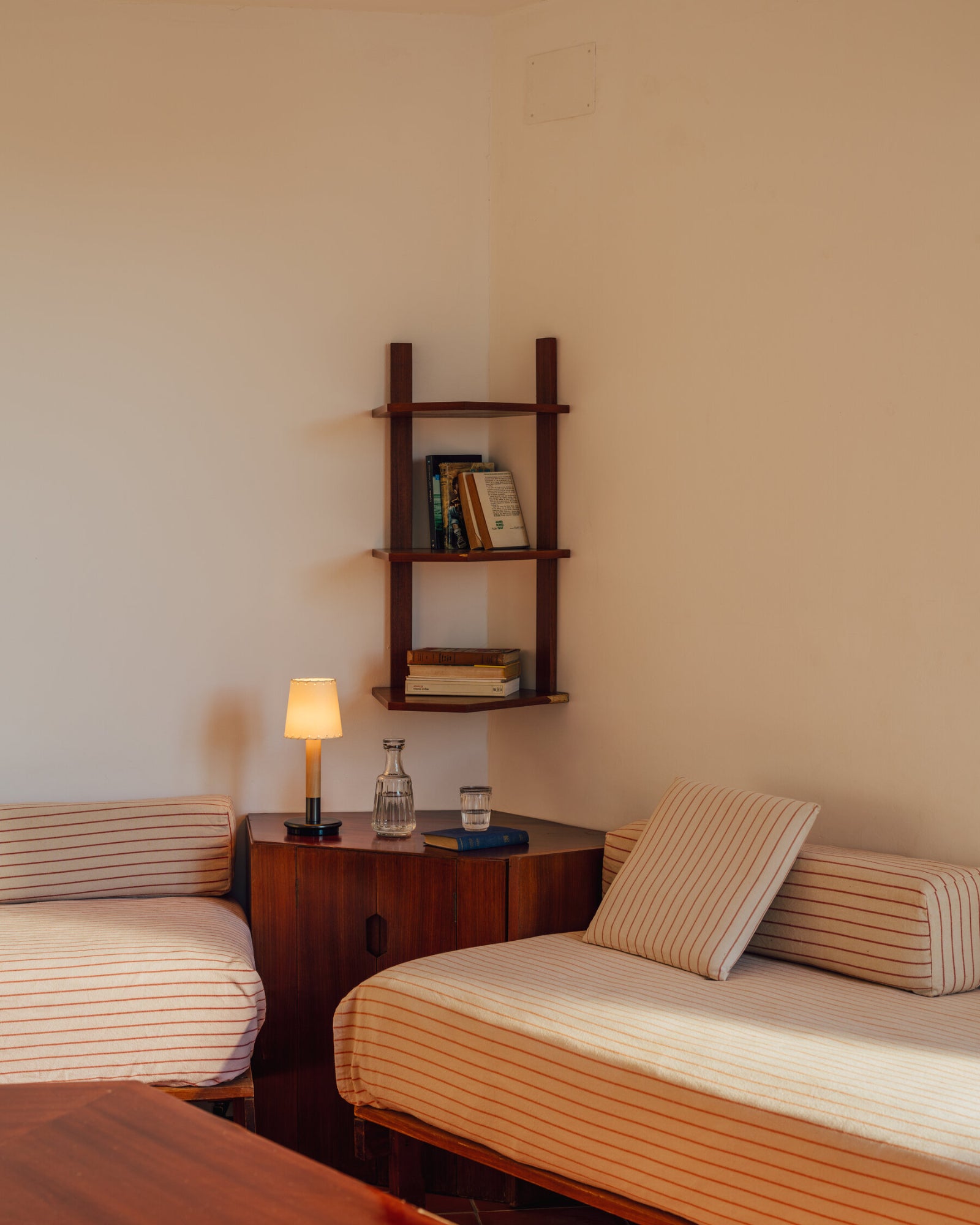 Básica Mínima Portable Table Lamp