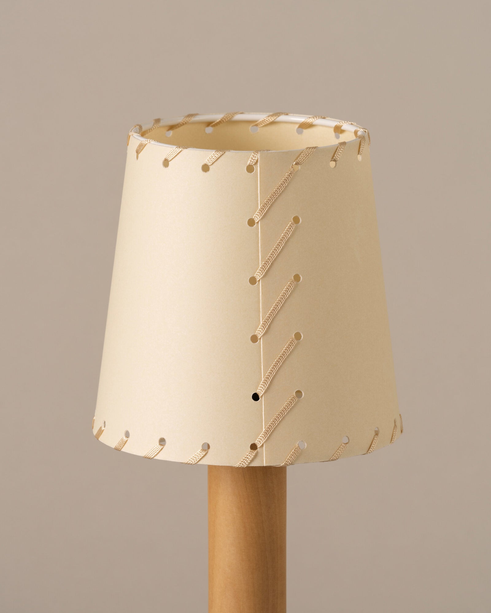 Básica Mínima Portable Table Lamp