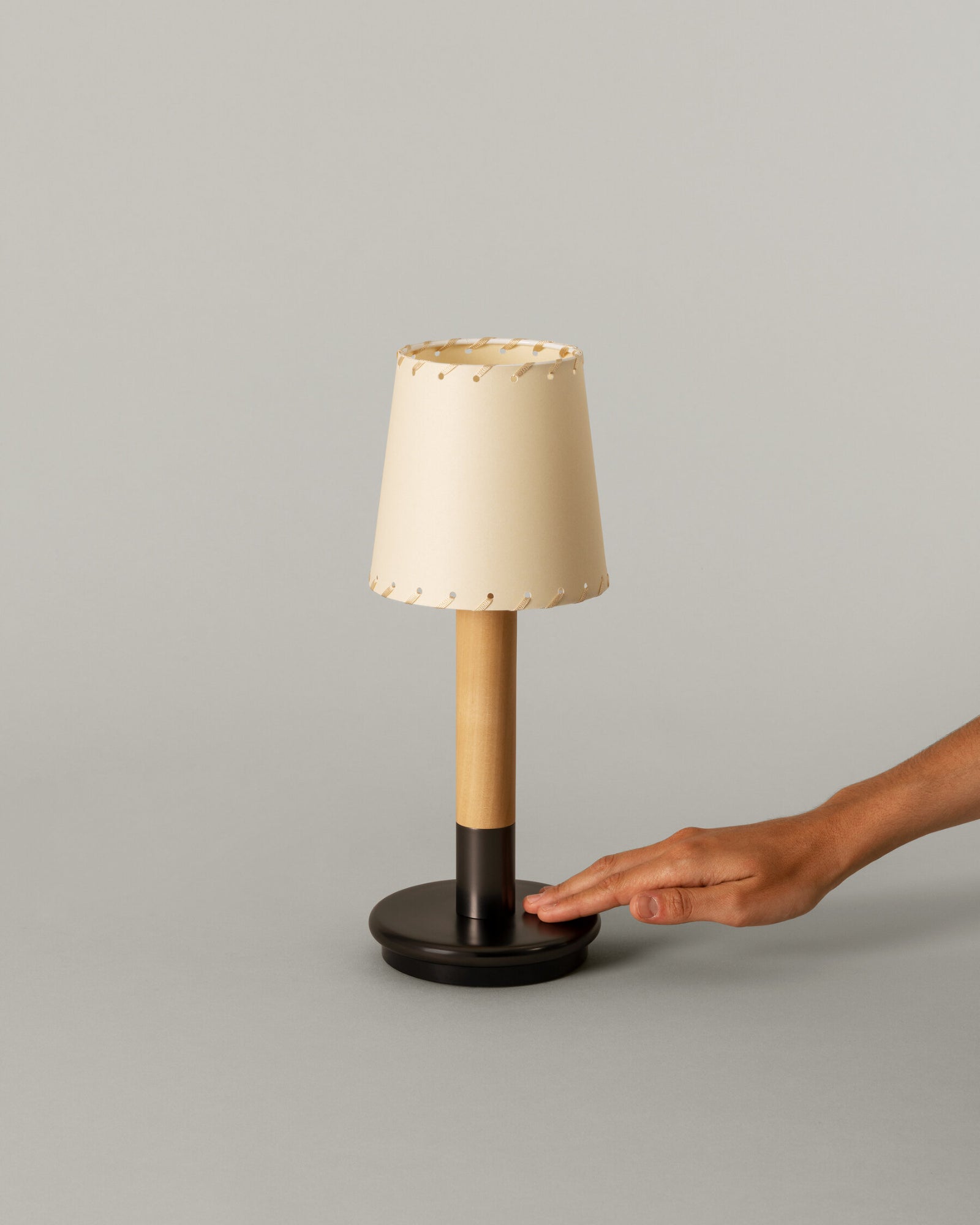 Básica Mínima Portable Table Lamp