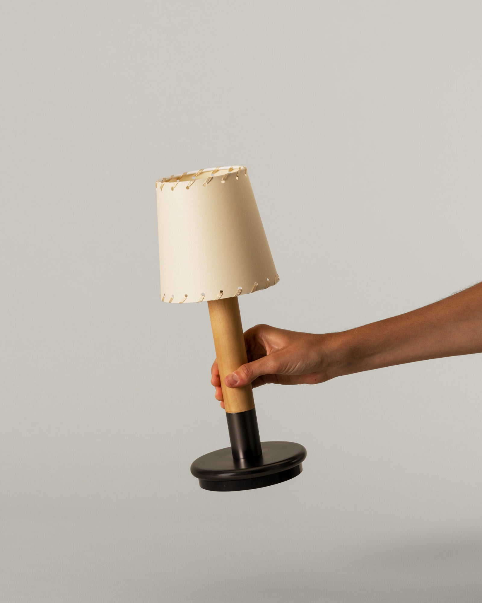 Básica Mínima Portable Table Lamp