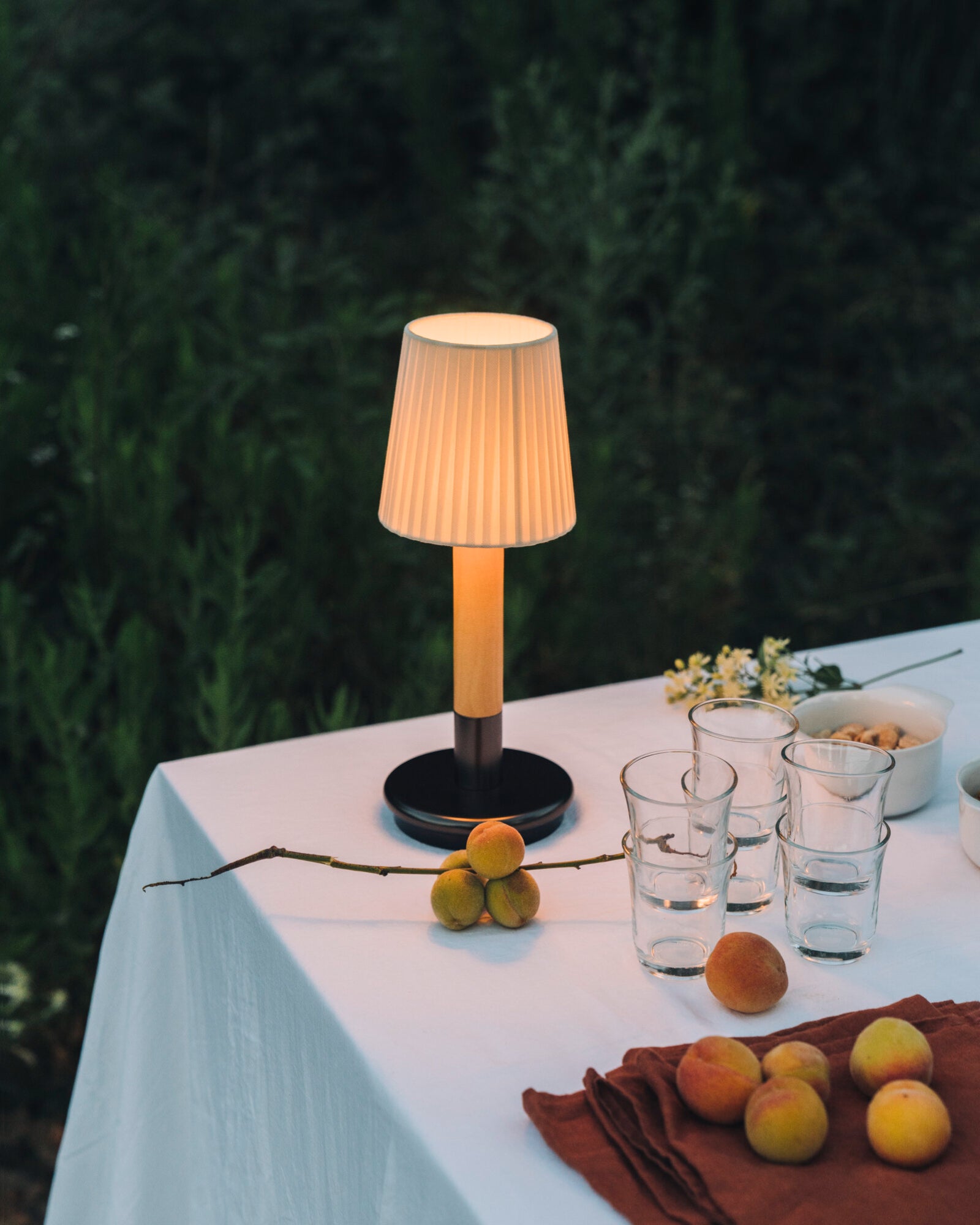 Básica Mínima Portable Table Lamp