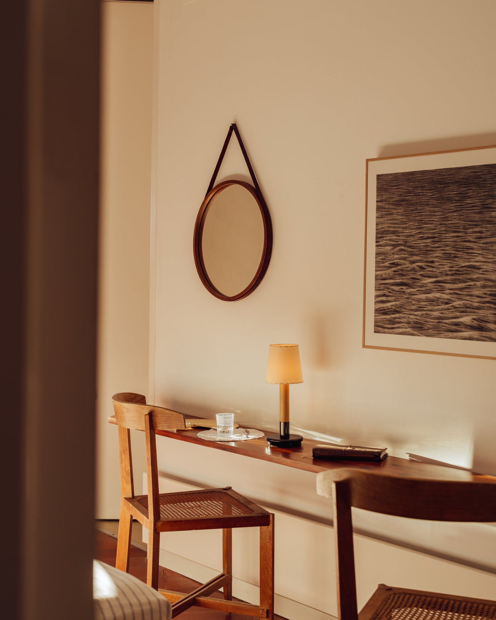 Básica Mínima Portable Table Lamp