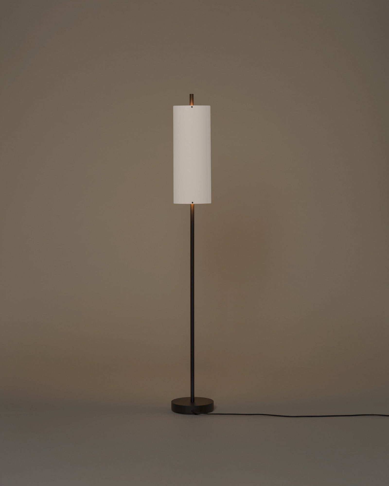 Lámina 45 Floor Lamp