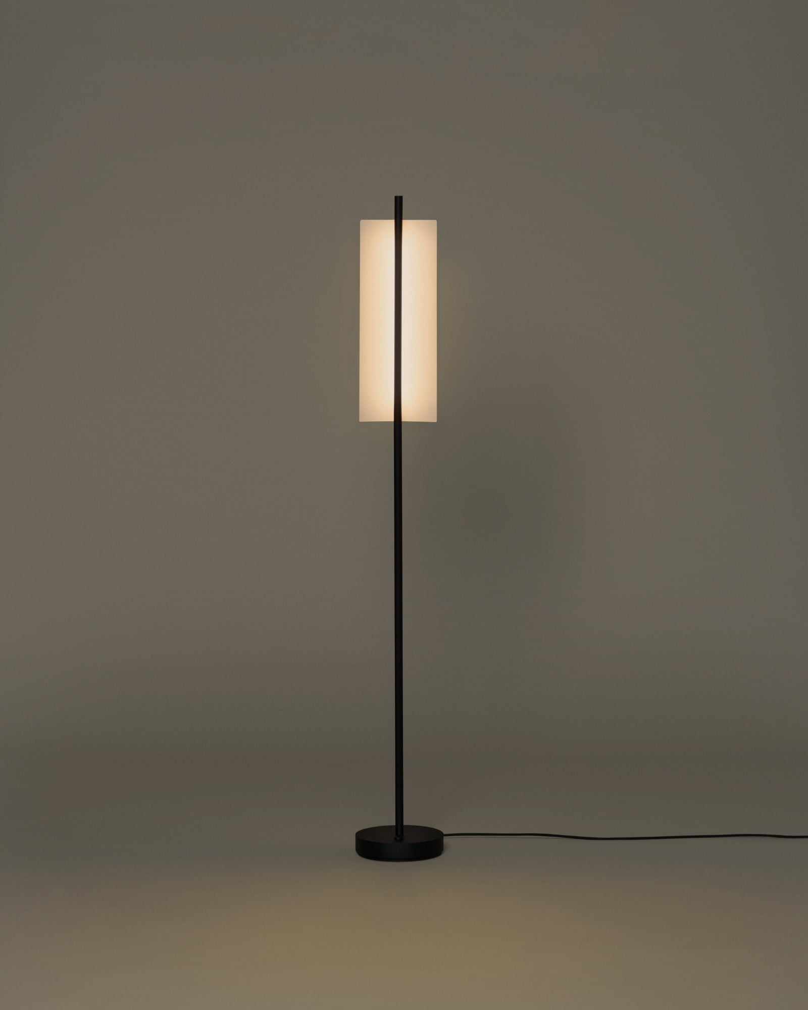 Lámina 45 Floor Lamp