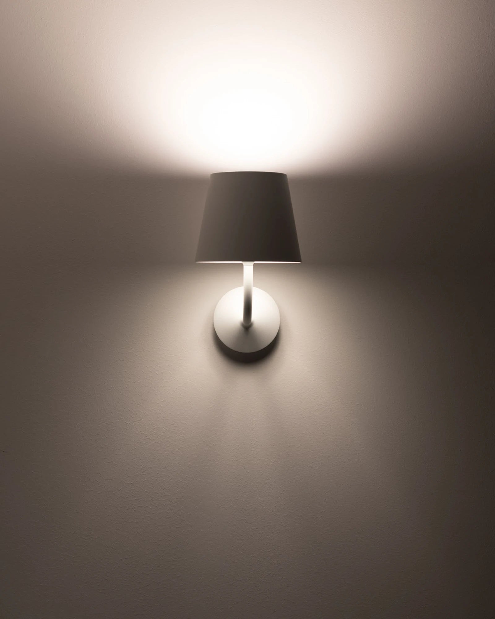 Poldina 230V Wall Light