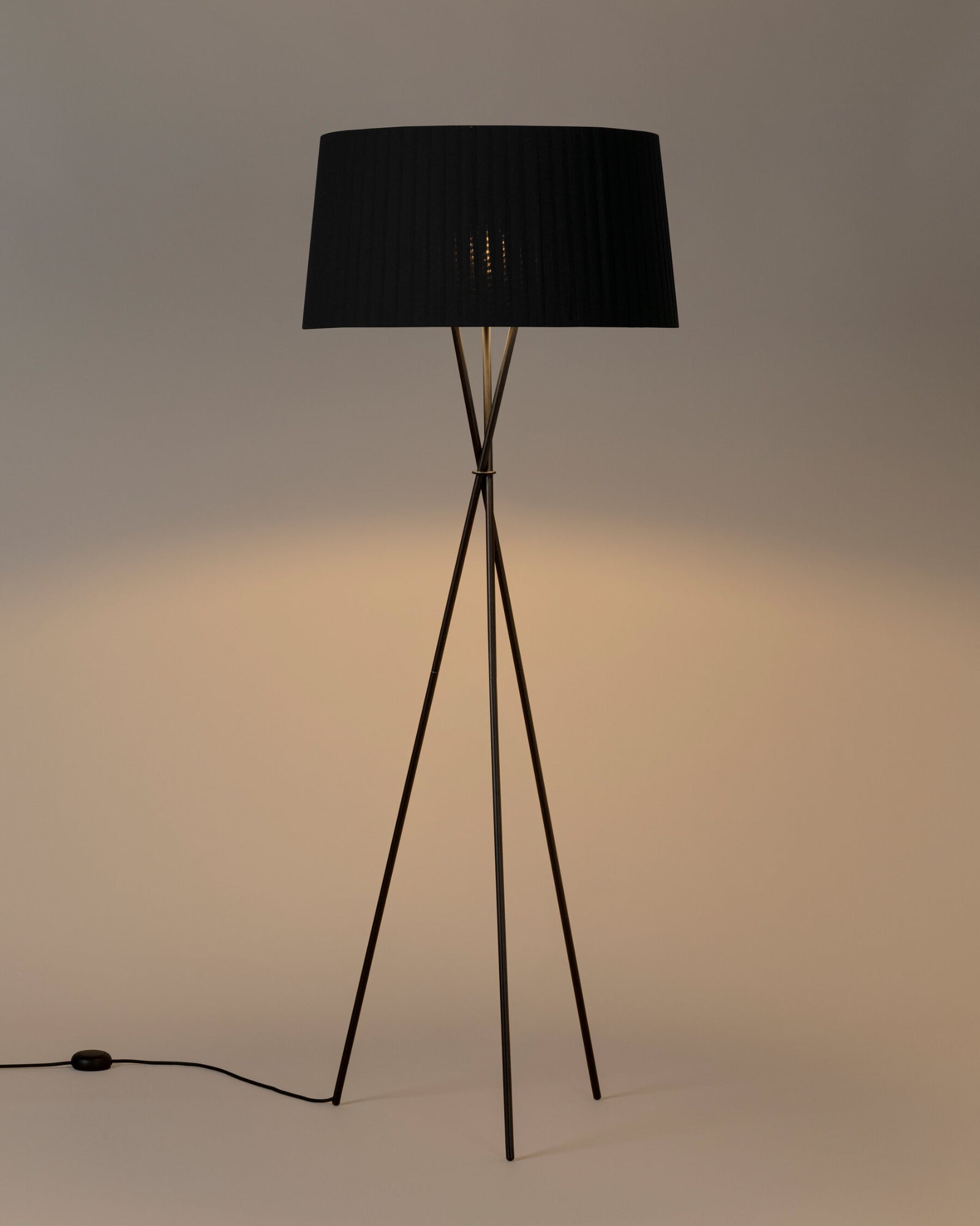 Trípode Floor Lamp