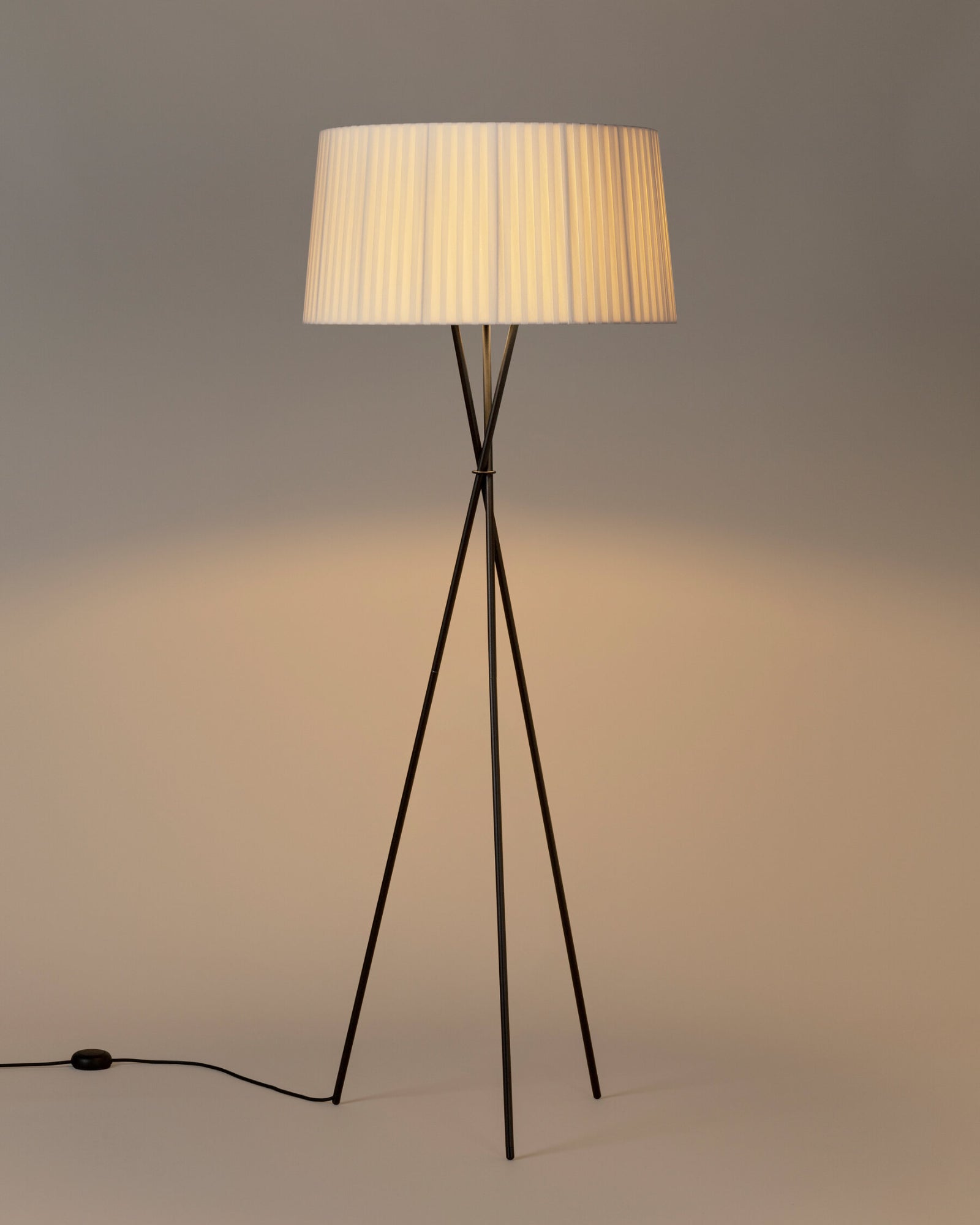 Trípode Floor Lamp