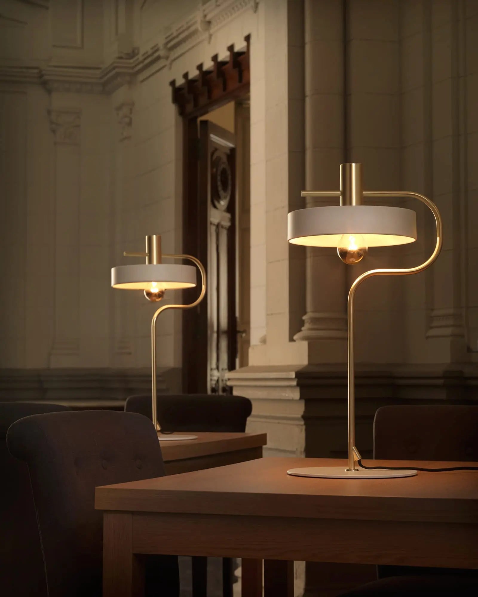Aloa Classic table lamp in white and brass on a desk
