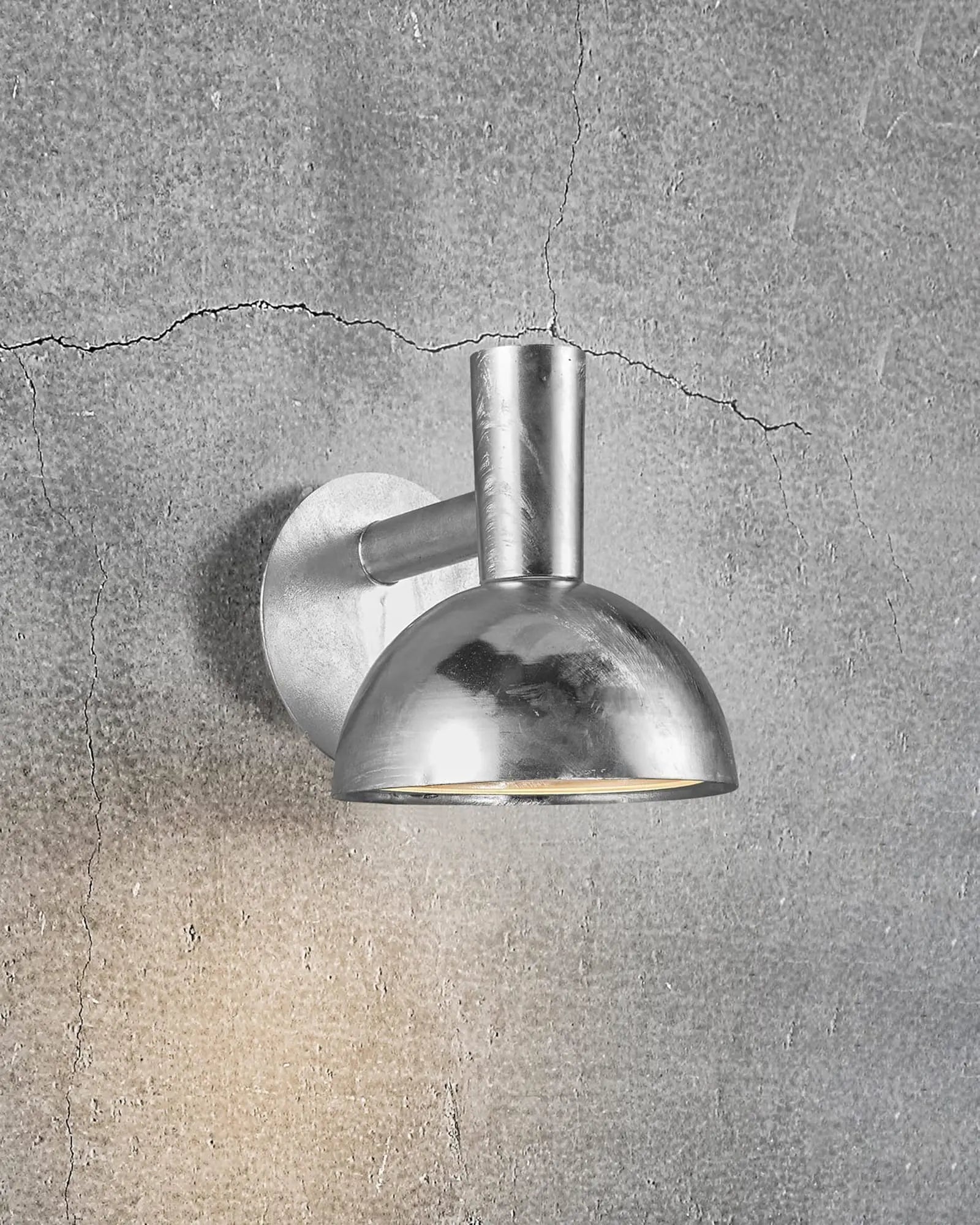 Arki outdoor Scandinavian wall light in metal in concrete
