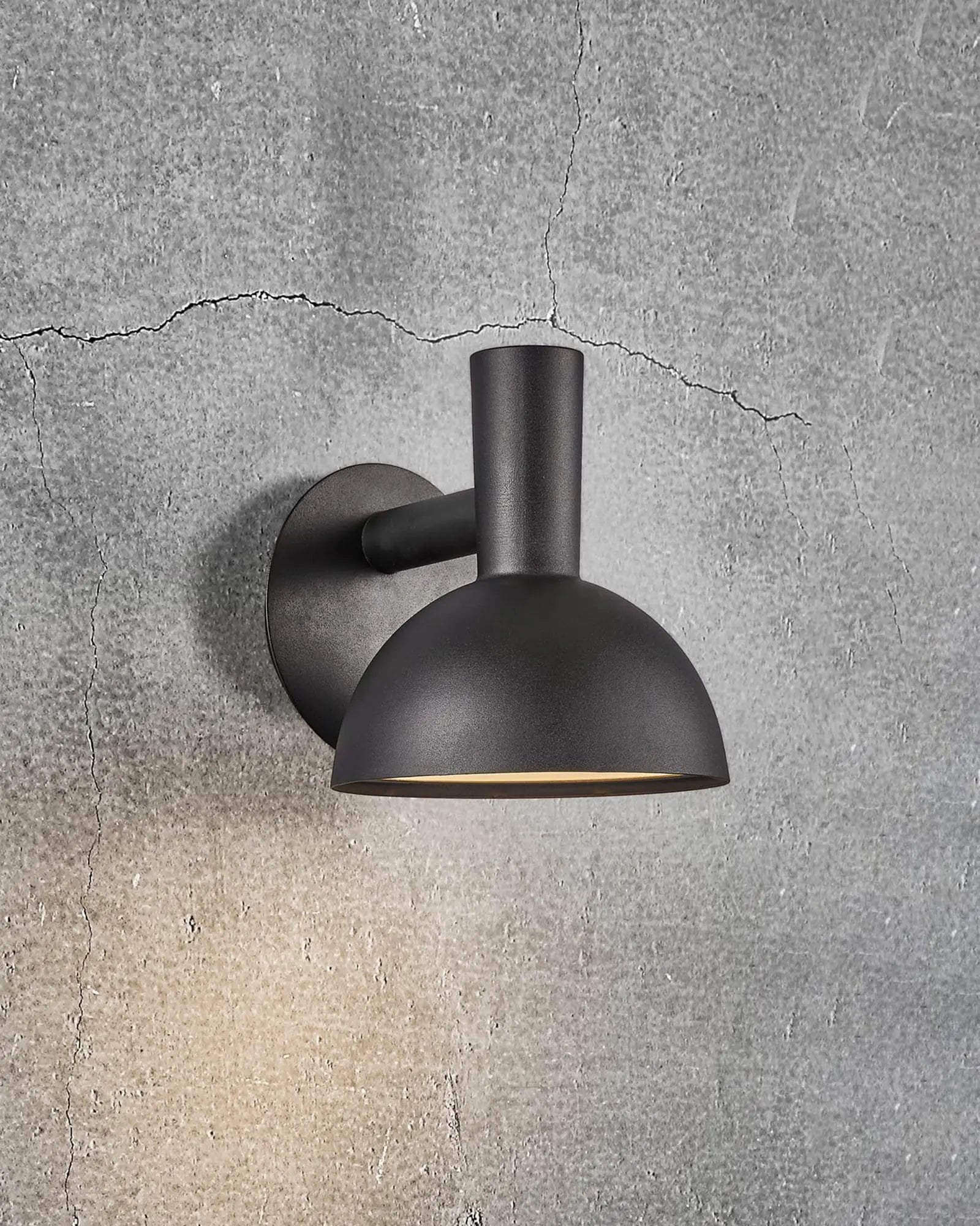 Arki outdoor Scandinavian wall light in black on a concrete wall