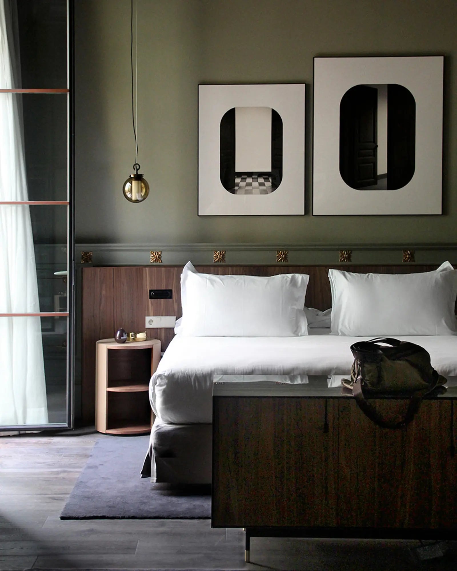 Bai di di pendant light inspired by chinese lantern in bronze and blown glass on the bed side