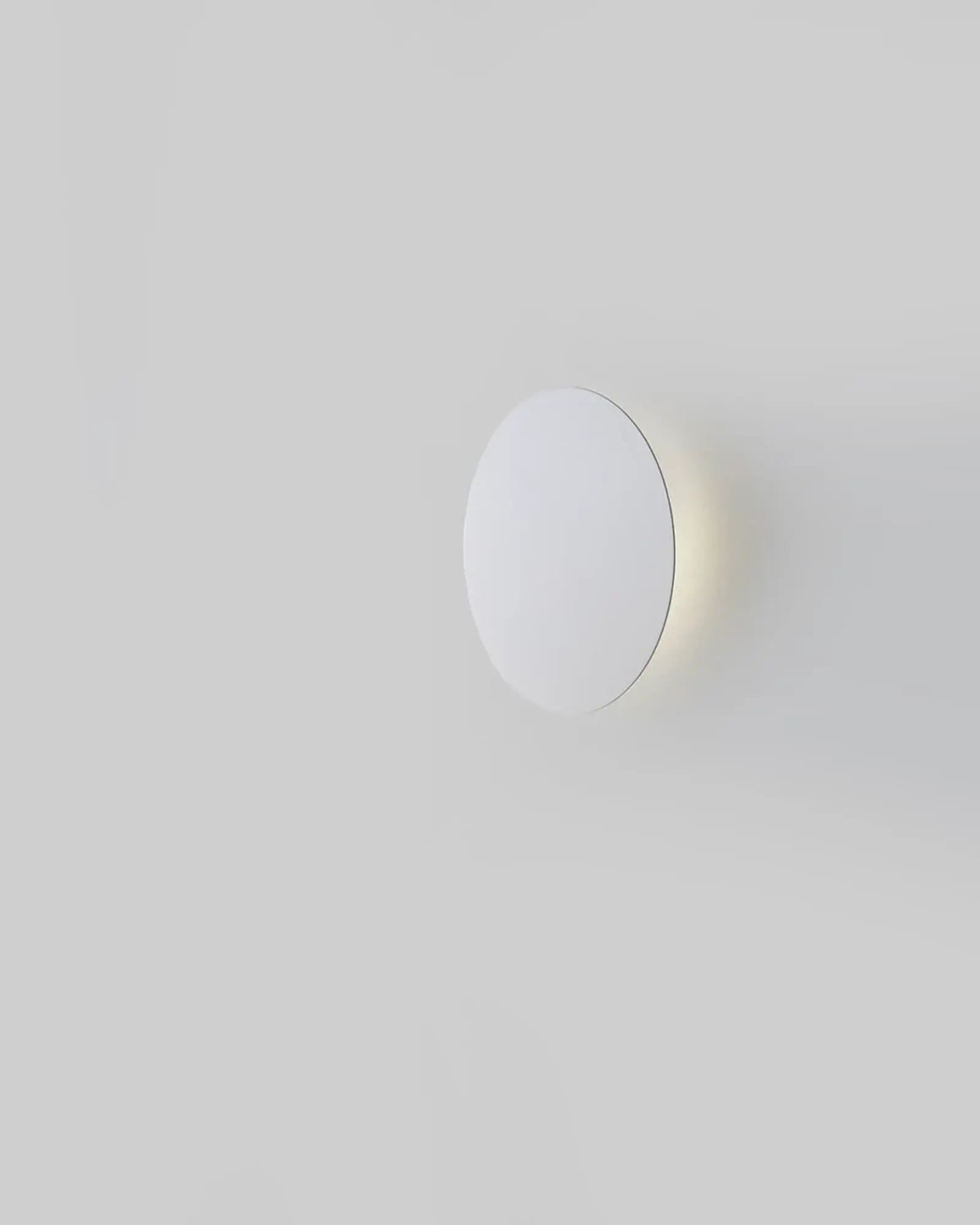 Bot minimalistic circle wall light white