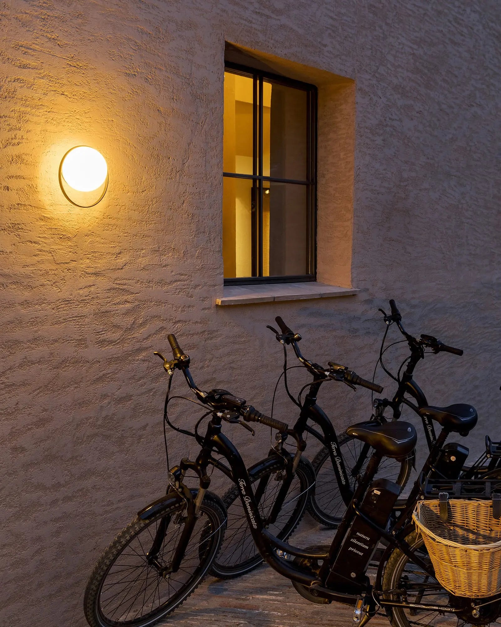 Circ 3722 outdoor orb and ring wall light