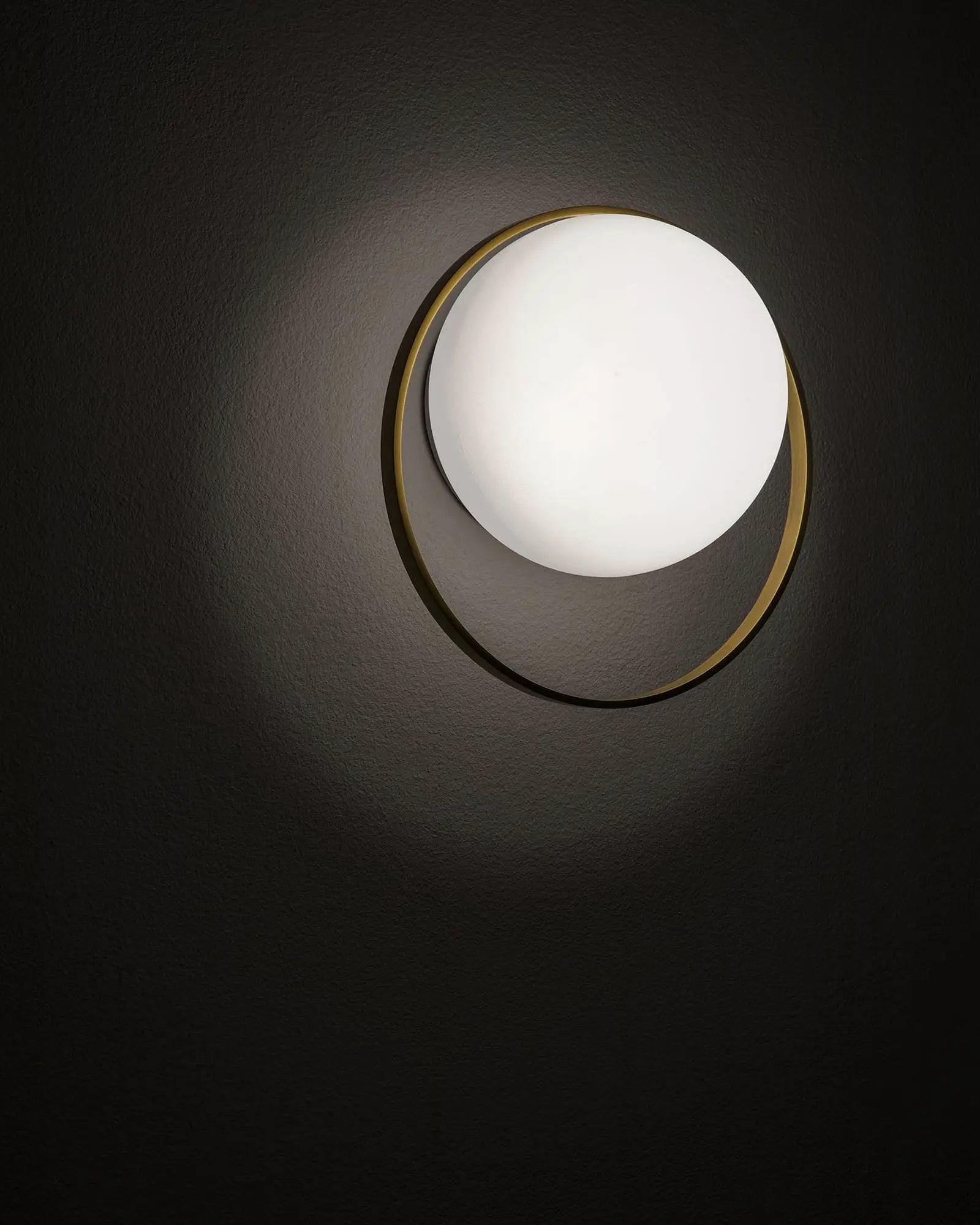Circ 3722 outdoor orb and ring wall light