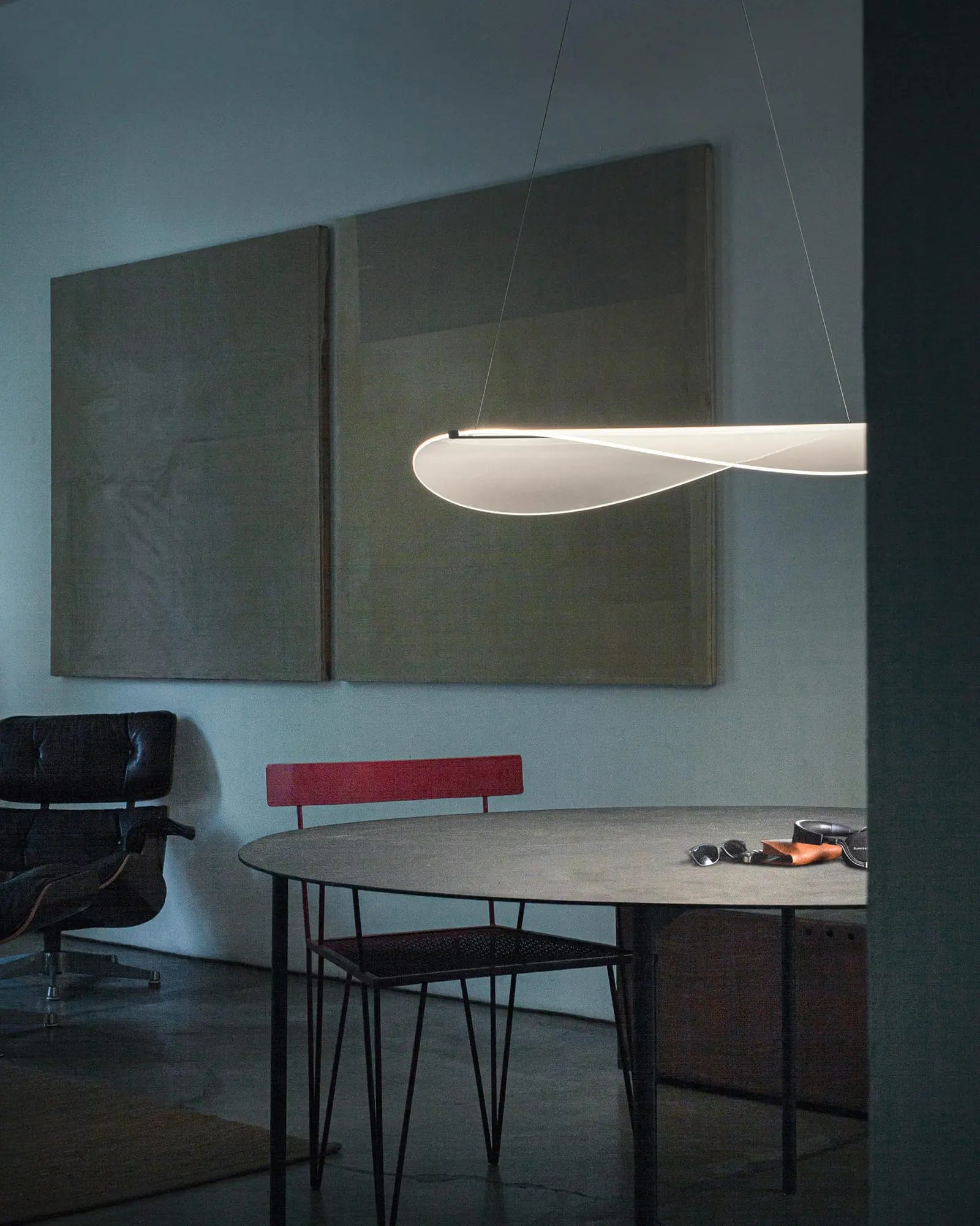 Diphy pendant light above a round table