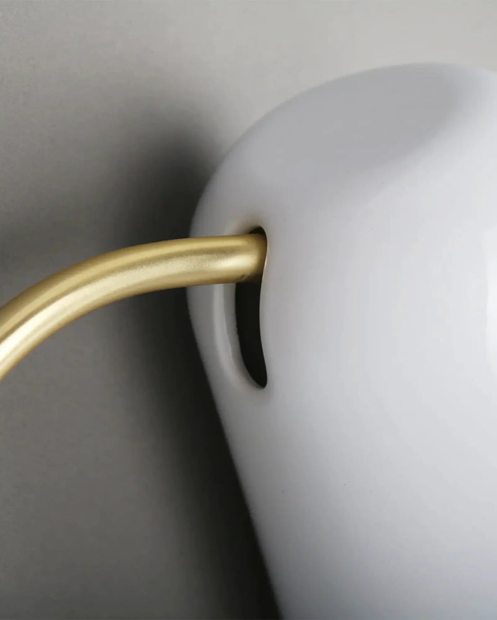 Dodo Floor Lamp white and brass detail