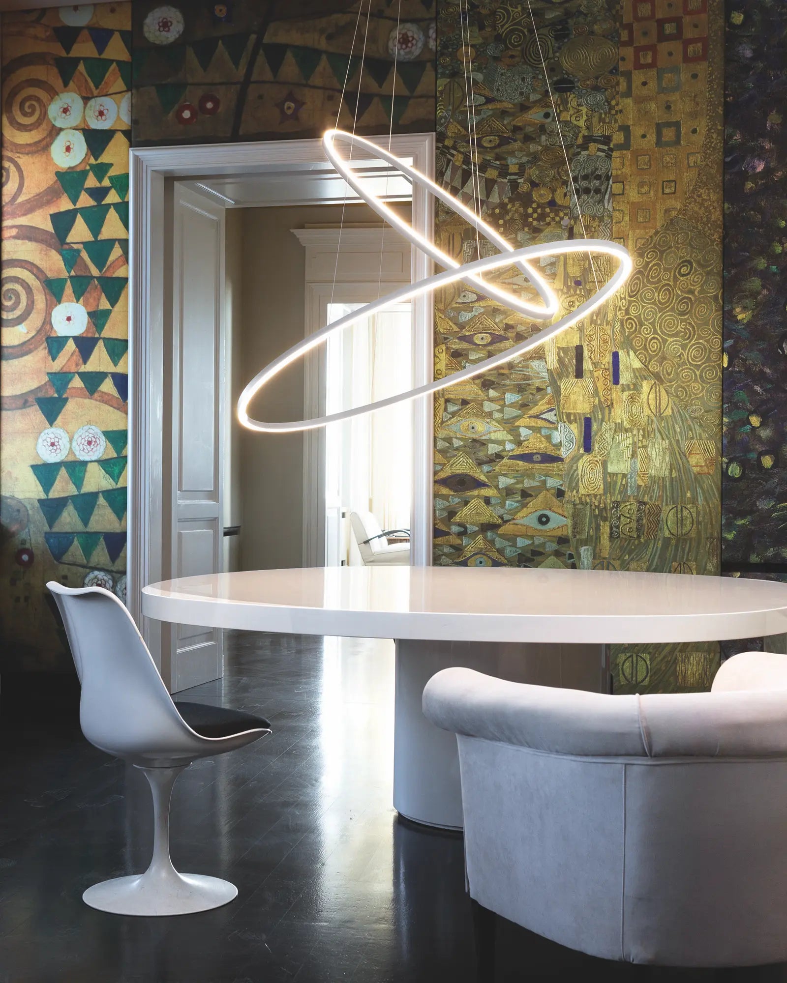 Ellisse Pendant double modern LED above a round table