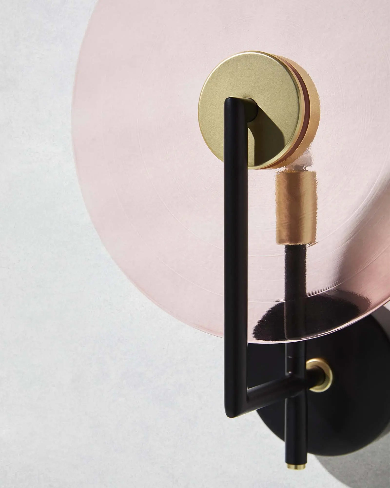 Erto Wall light minimalistic disc shade detail