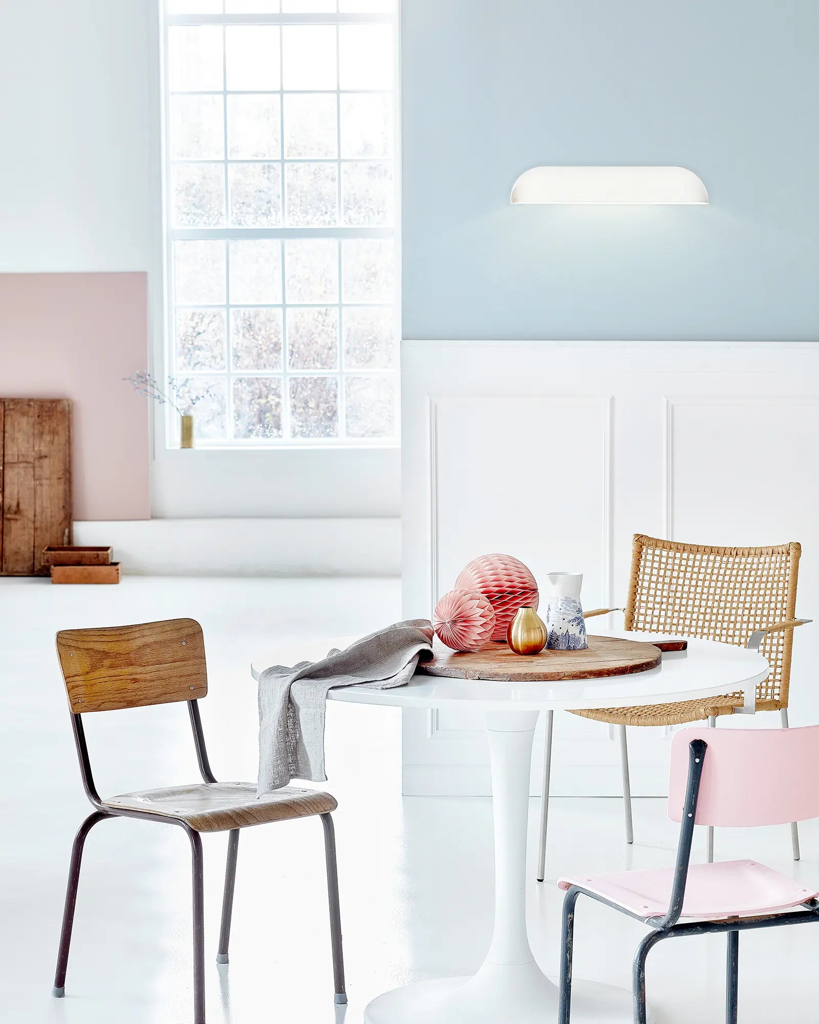 Front wall light behind a dining round table