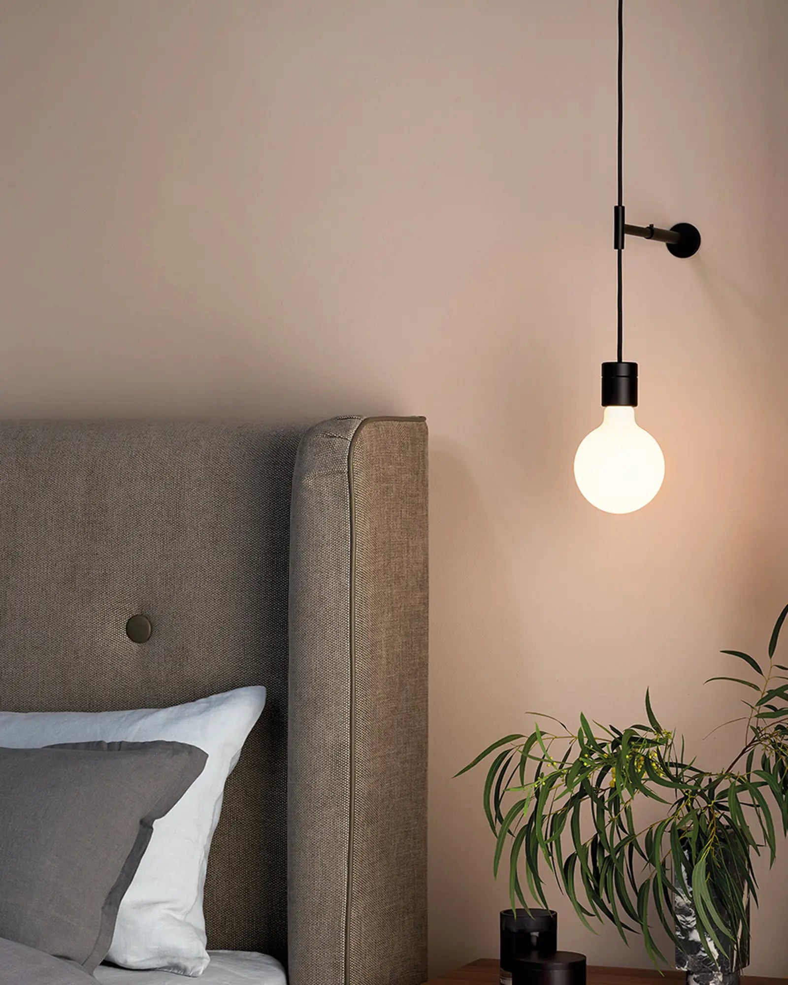 Kit Pendant with wall support black on a bed side