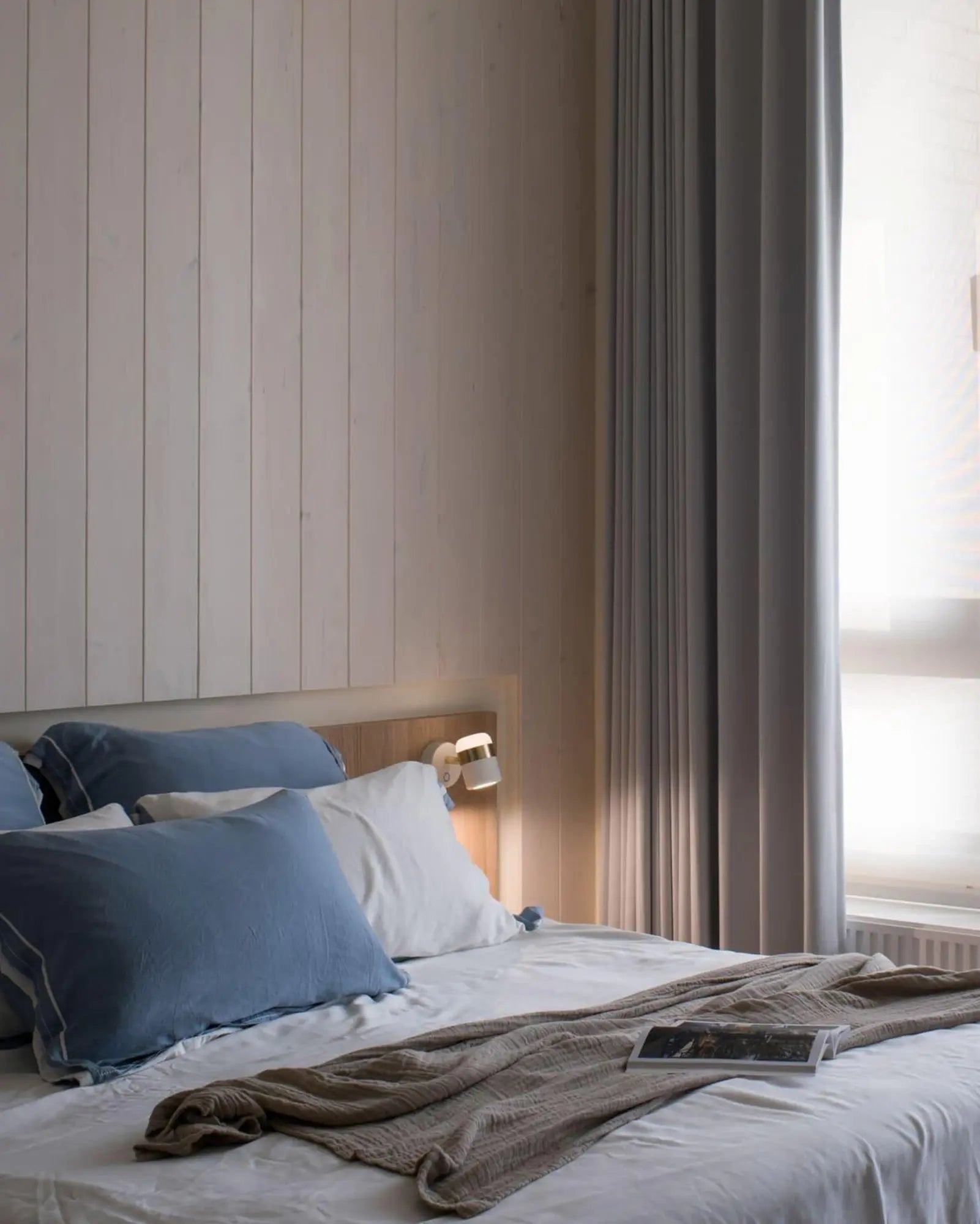 Ling wall light on the bed side
