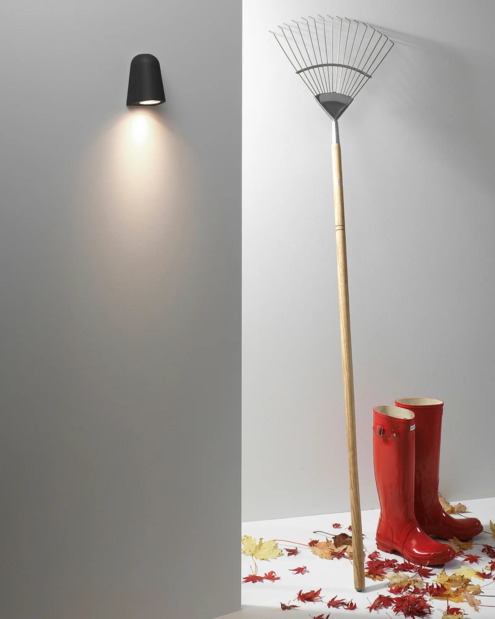 Mast minimal outdoor wall light