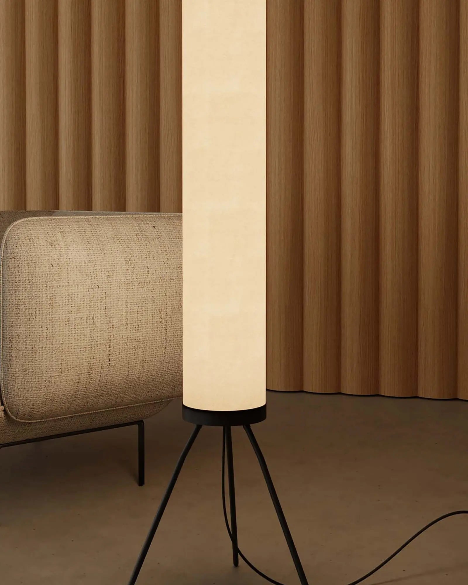 Nooi Floor lamp minimalistic cylinder with tripod base detail