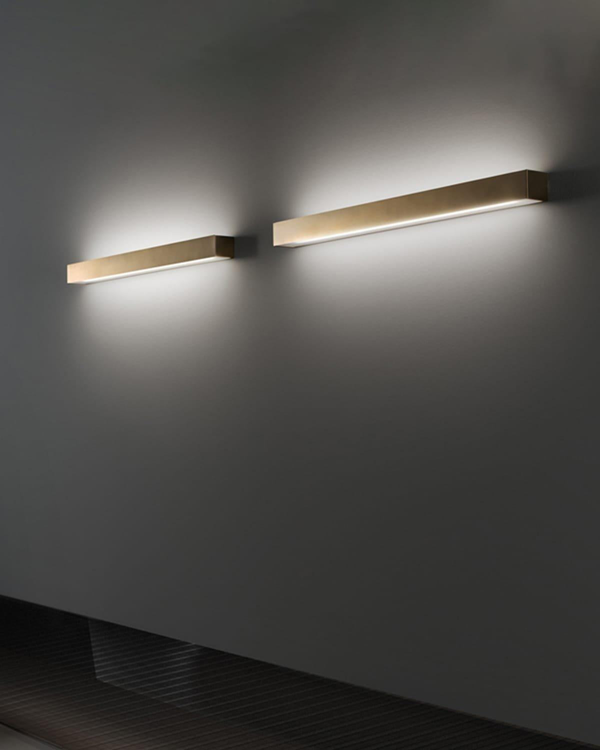 Toy minimalistic Italian up and down wall light in medium and large brass