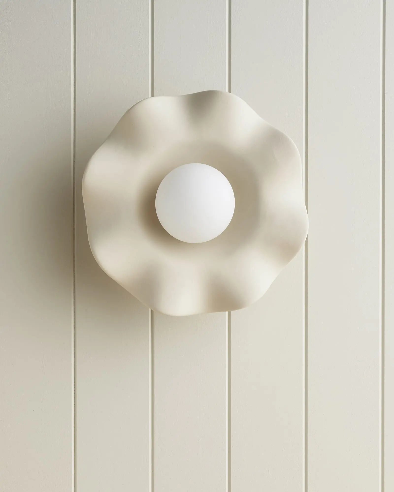 Pearl Ceramic wavy wall light 