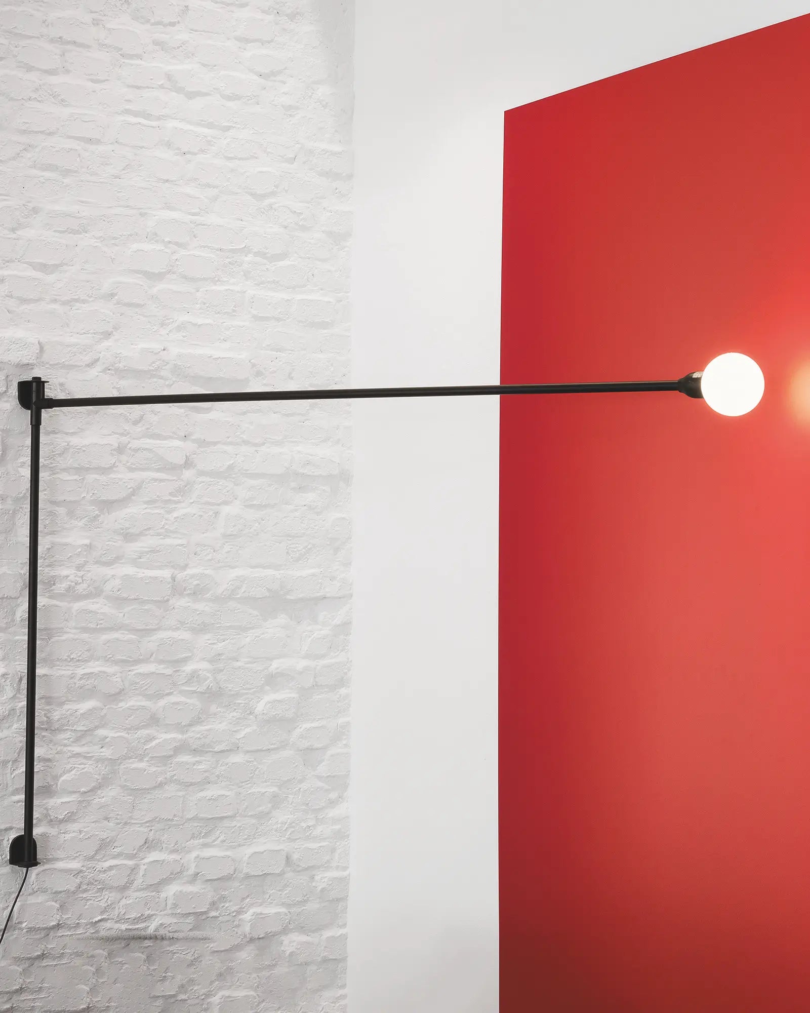 Potence Pivotante iconic adjustable wall light with orb shade