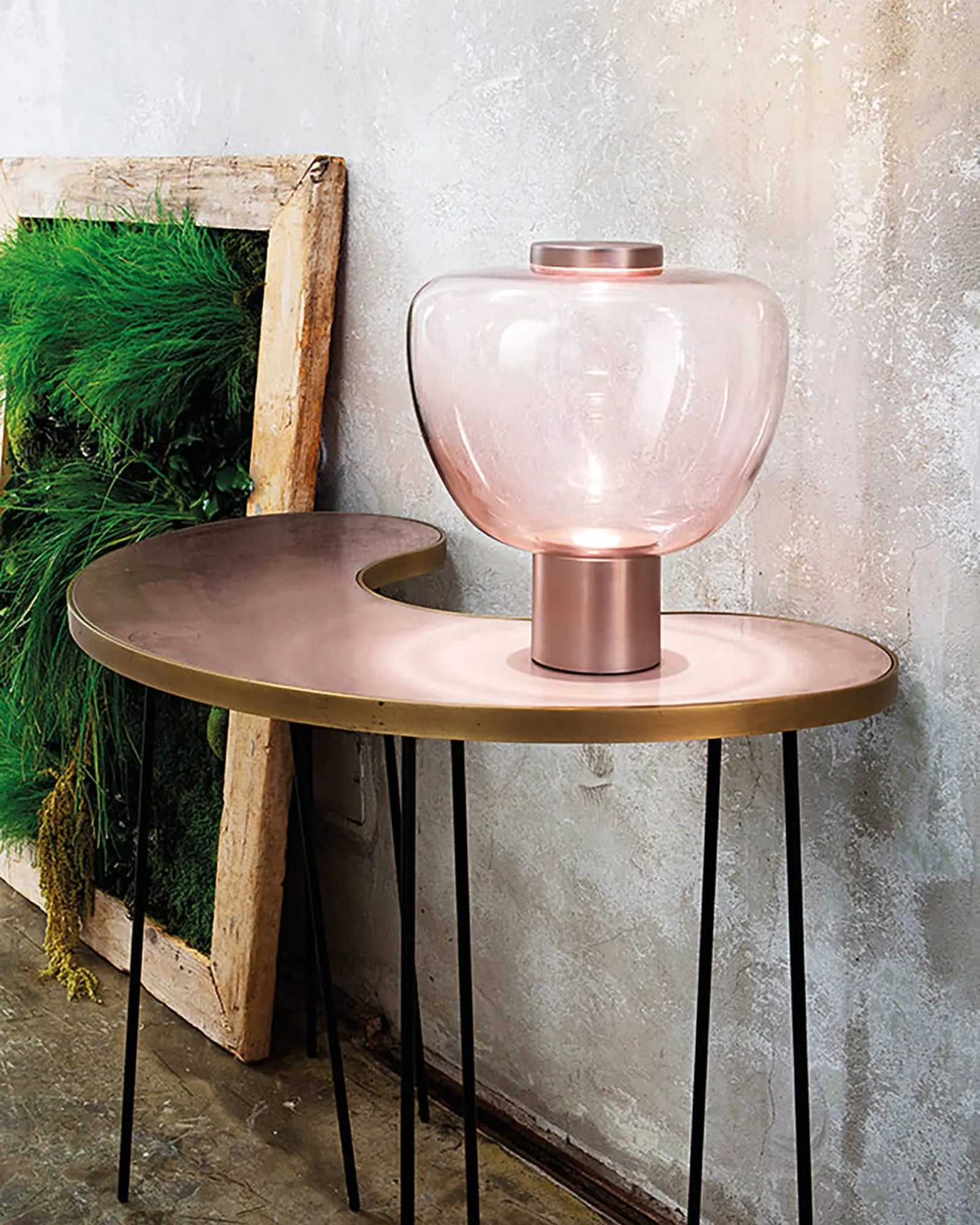 Rflesso Murano blwon glass and metal table lamp on a coffee table