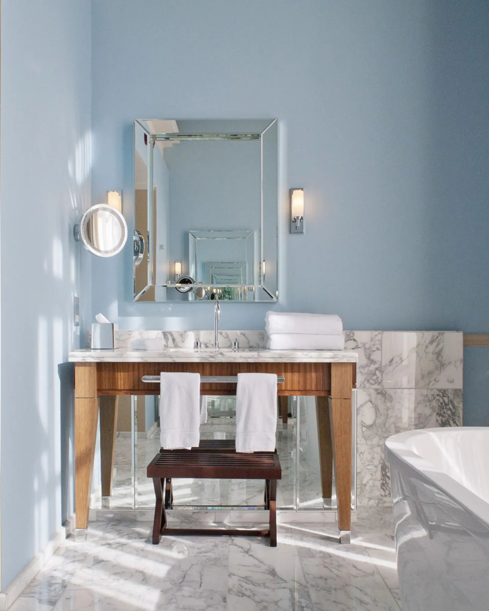 Verona classic bathroom wall light in metal and etched glass mirros's sides