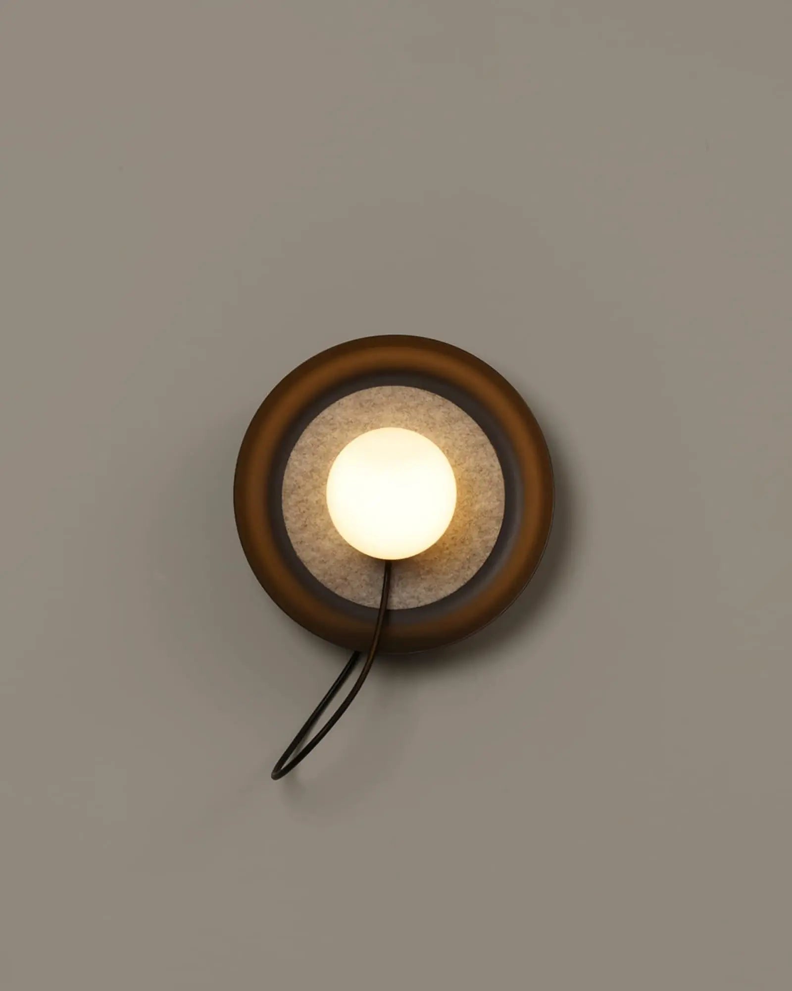 Wire wall light