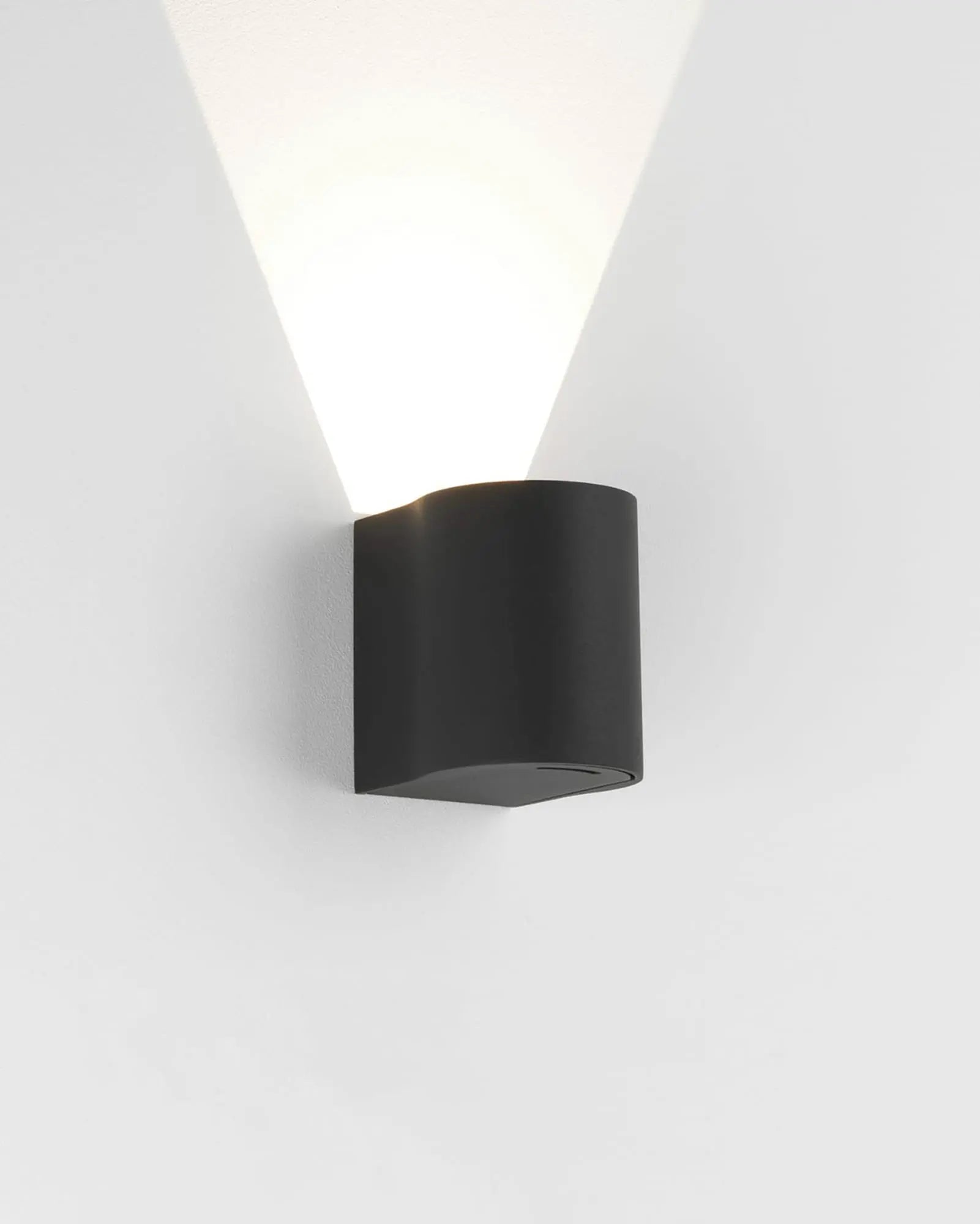 Dunbar minimalistic wall light in black