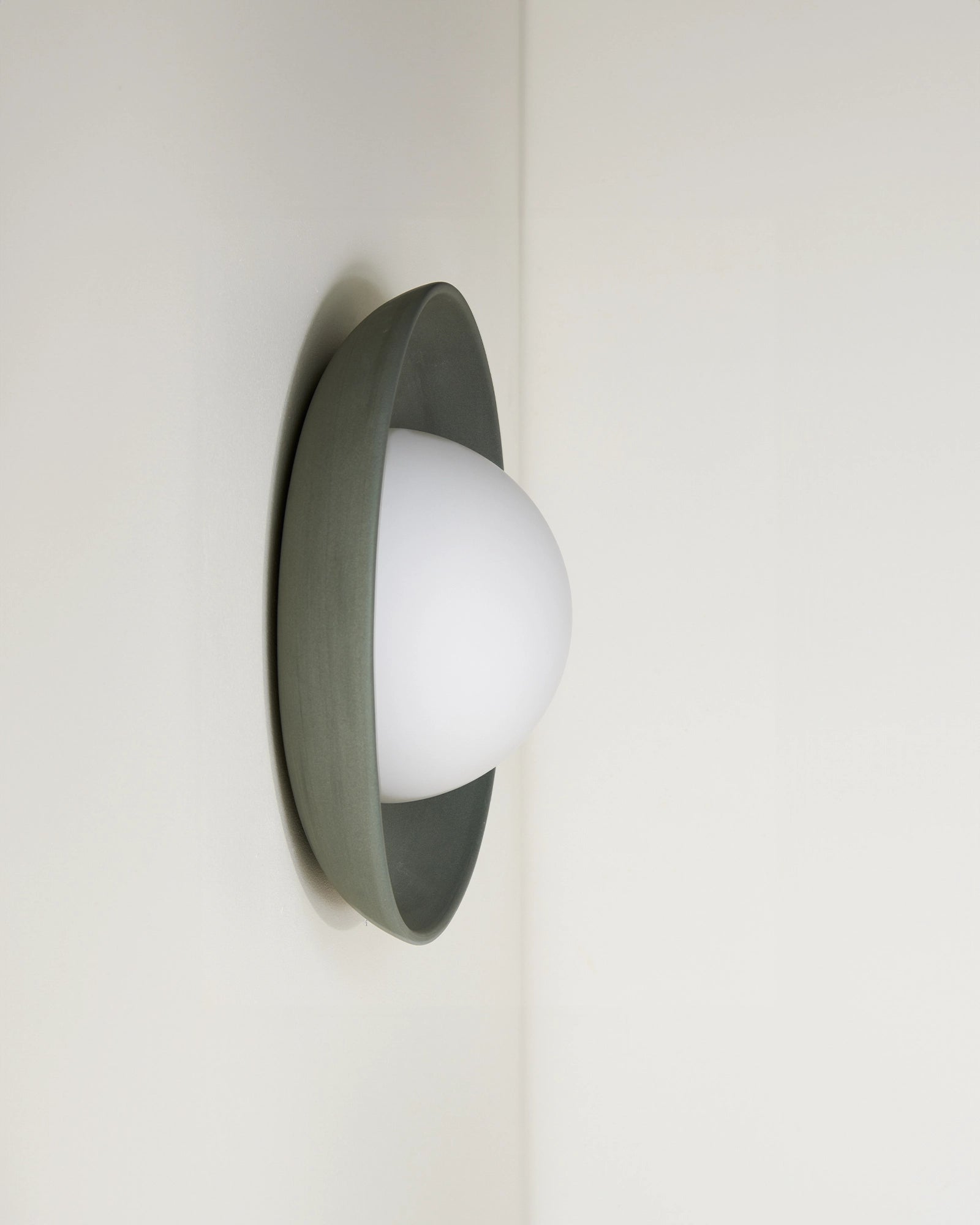 Mani Wide Wall Light
