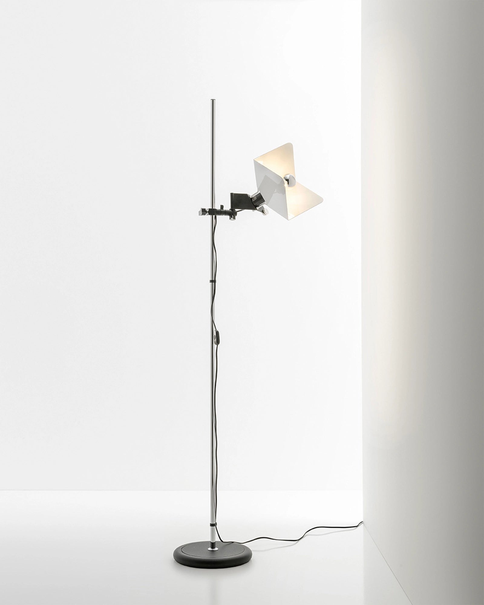 Triedro Floor Lamp