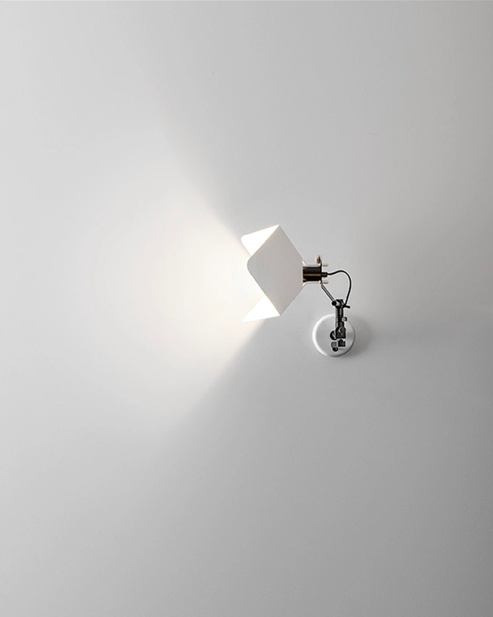 Triedro Wall Light