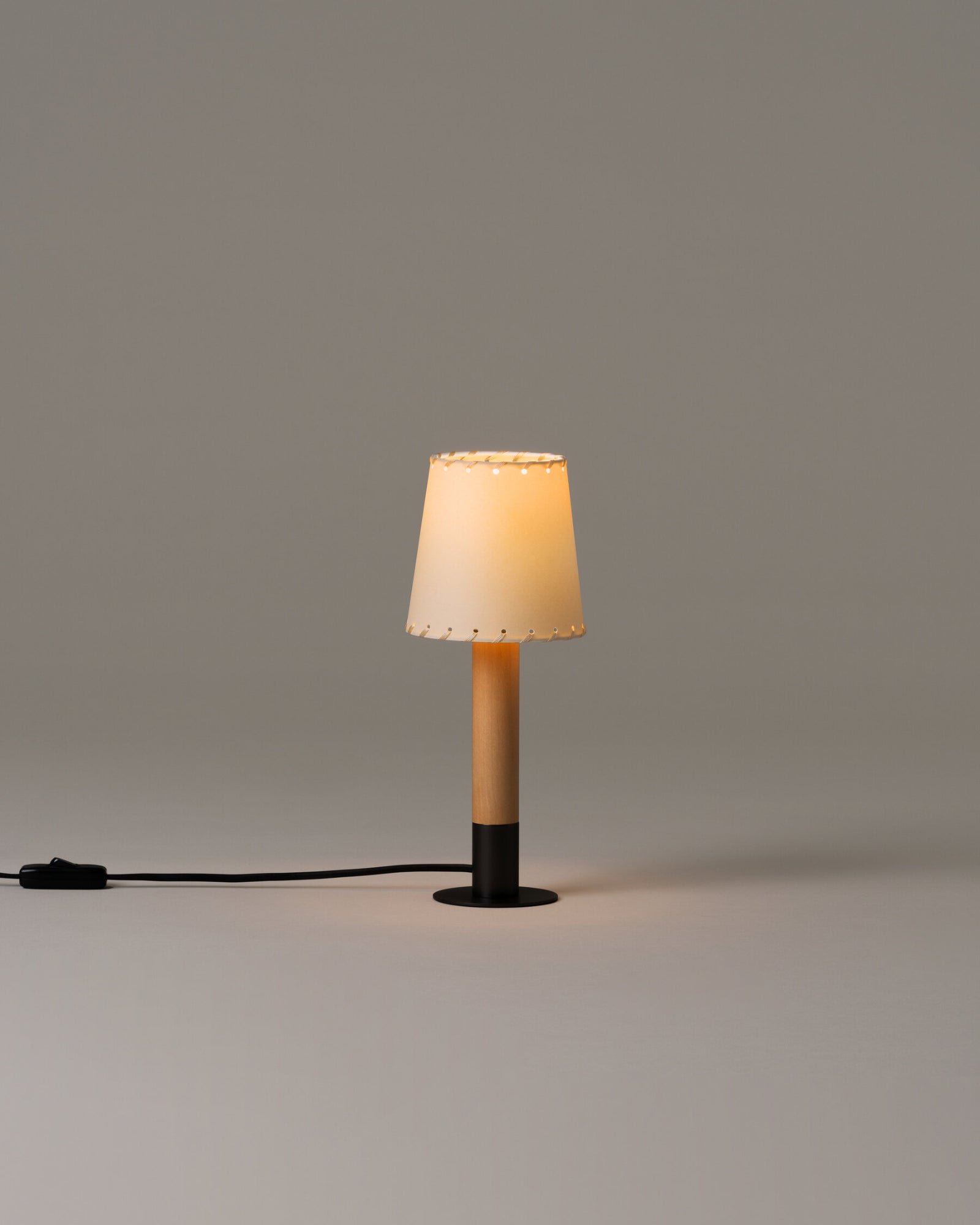 Básica Mínima Table Lamp