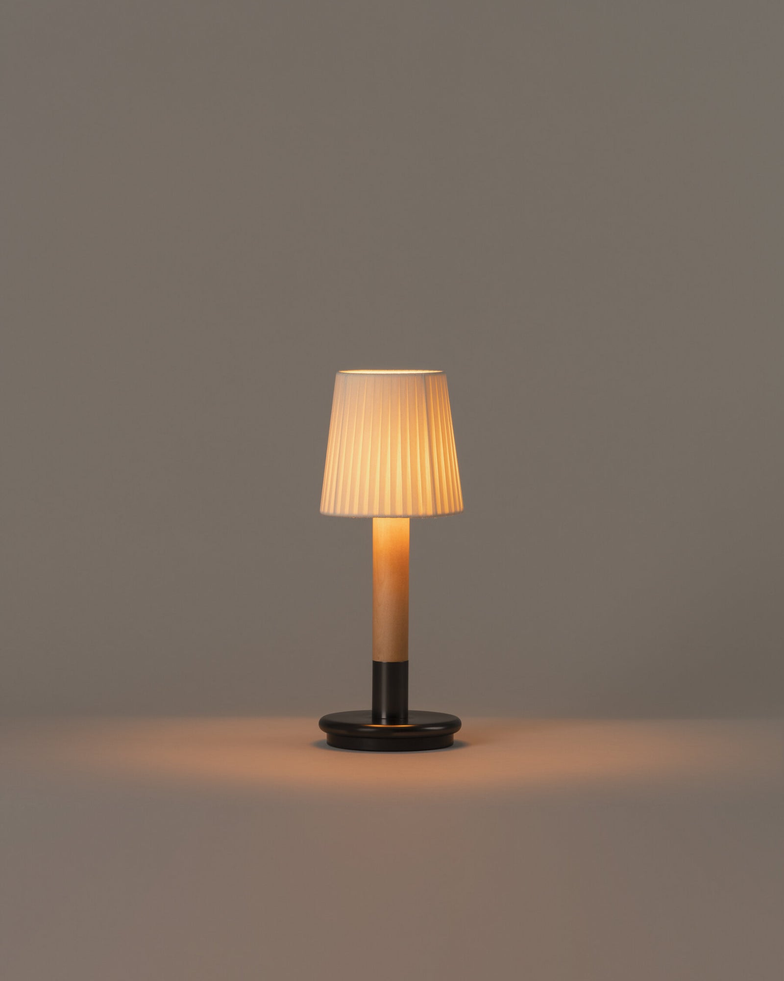 Básica Mínima Portable Table Lamp