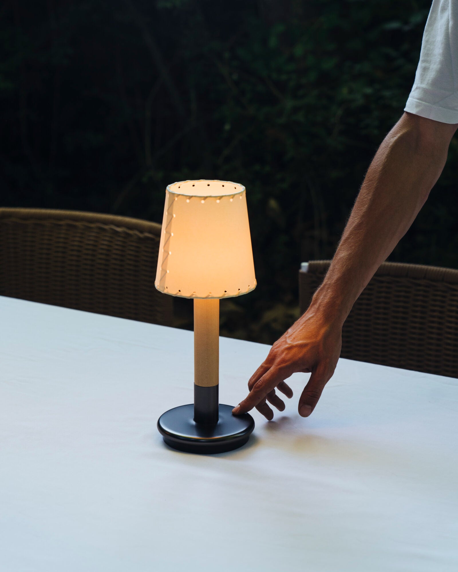 Básica Mínima Portable Table Lamp
