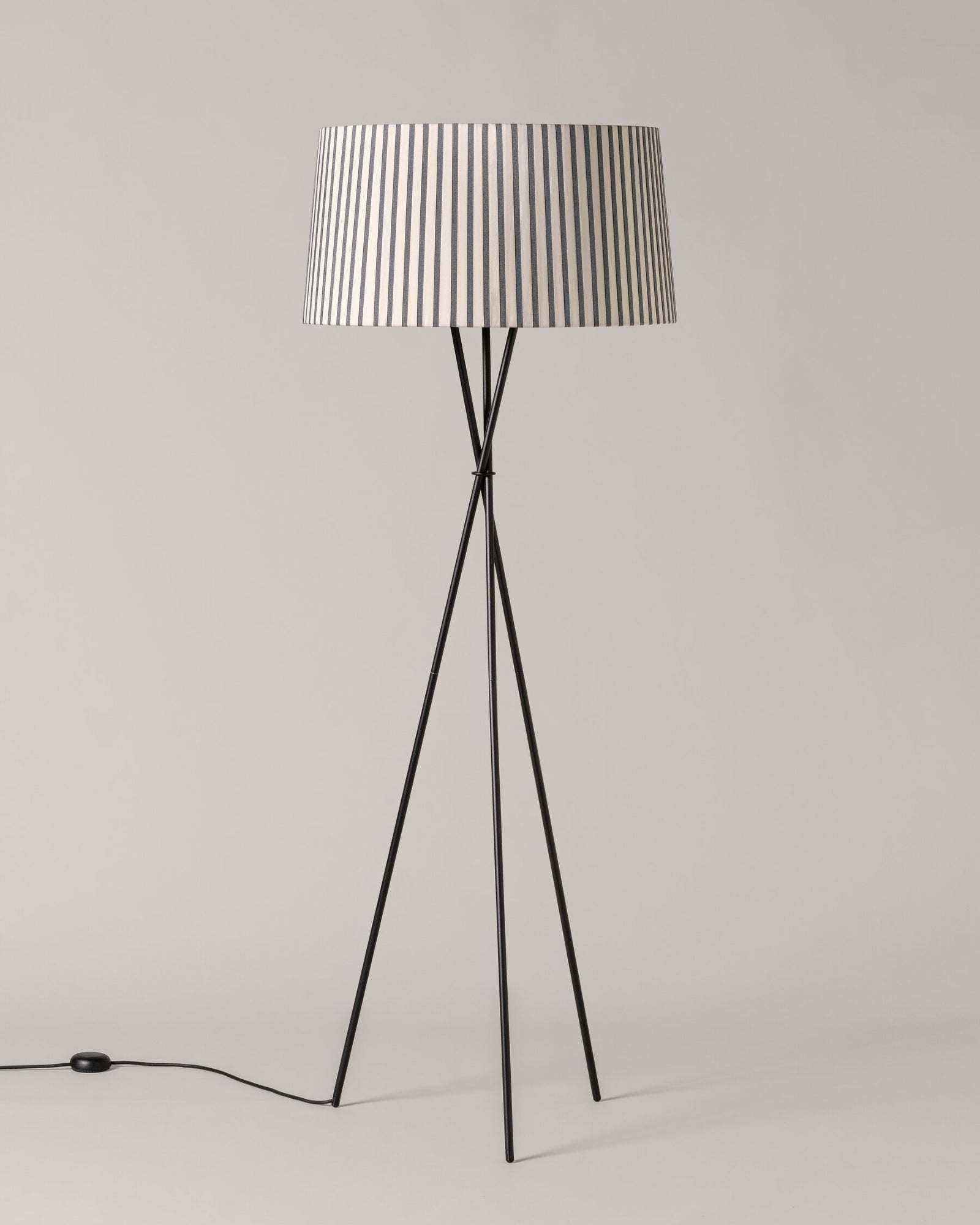 Trípode Floor Lamp