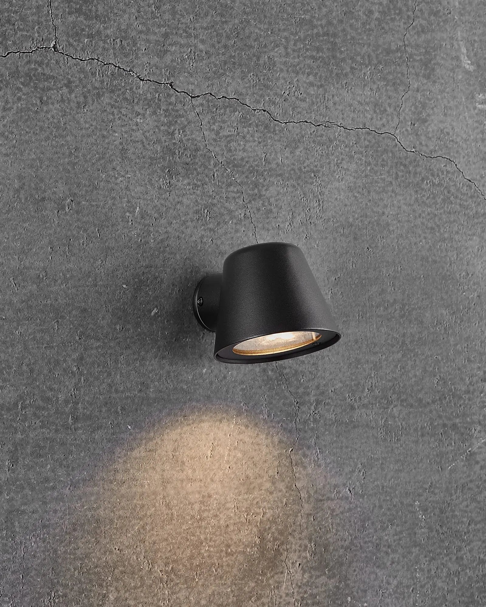 Aleria minimalistic Scandinavian Outdoor wall light on concrete wall in black