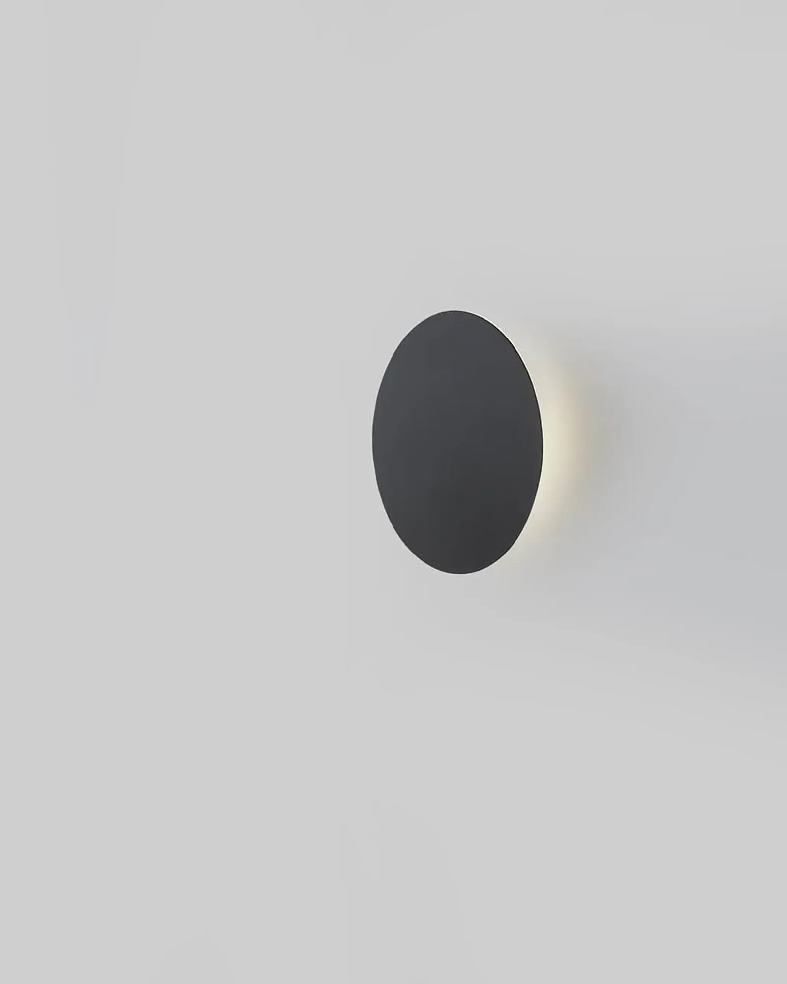 Bot minimalistic circle wall light  black