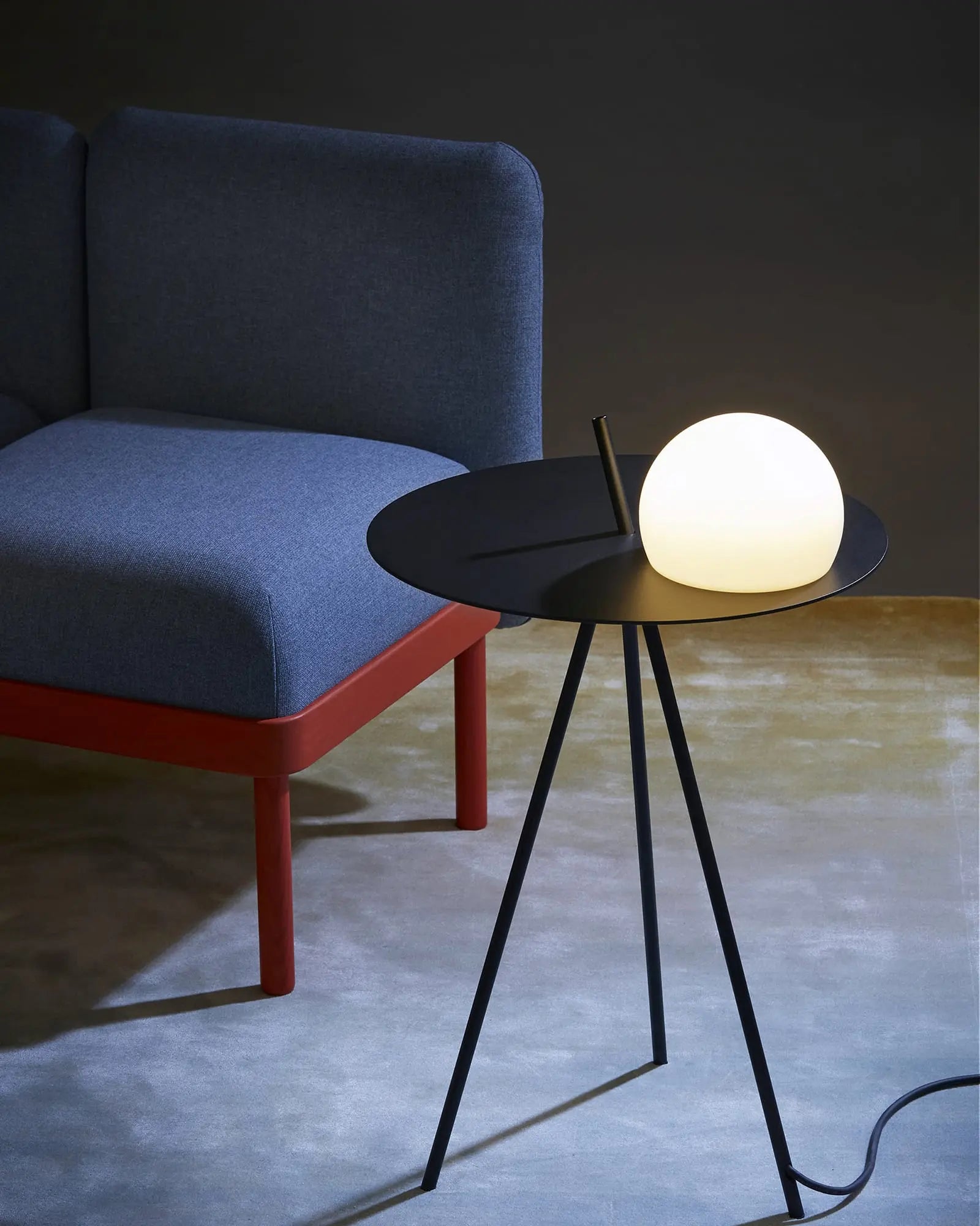 Circ table lamp