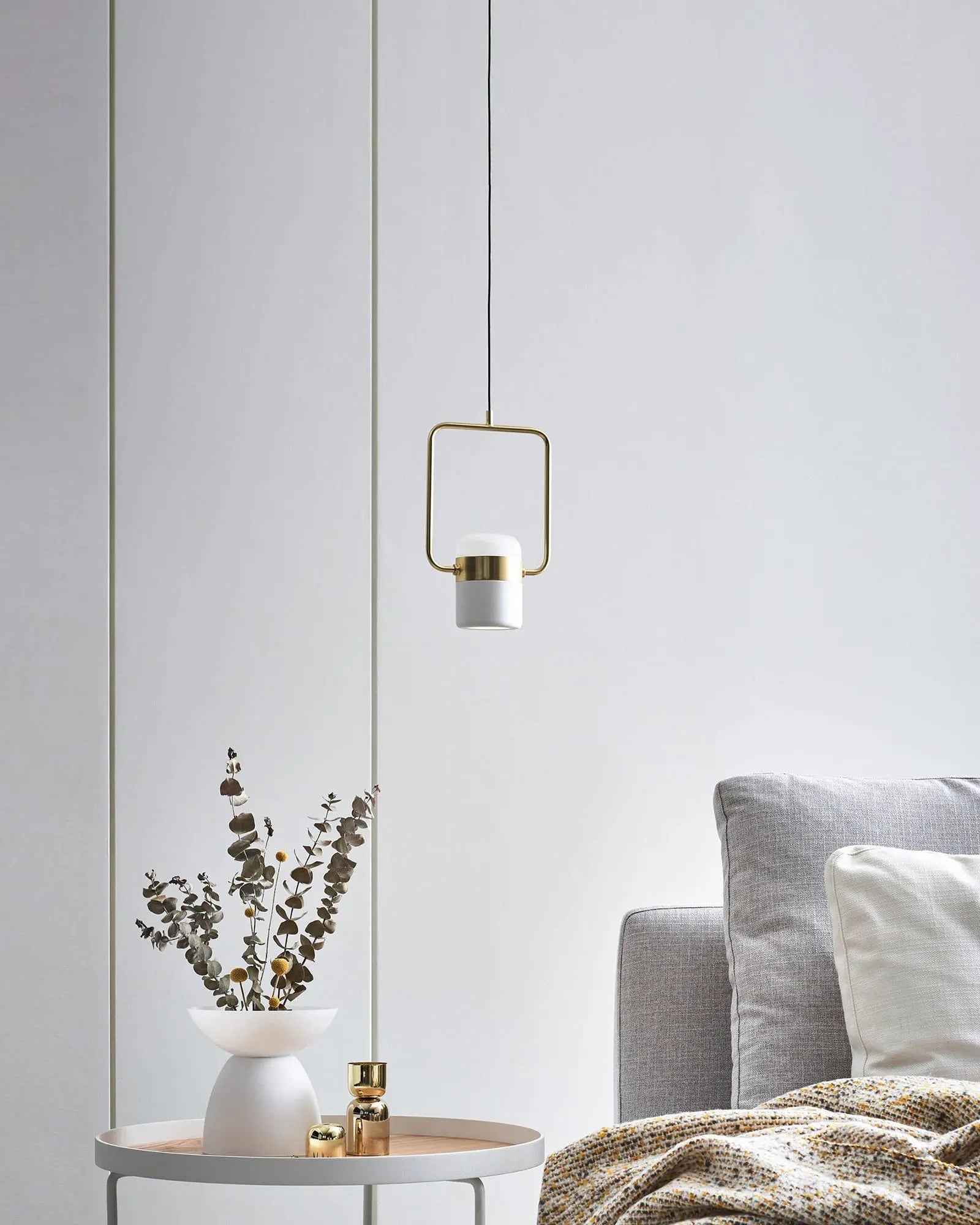 Ling pendant light on the bed side